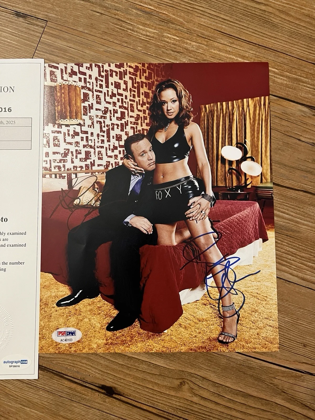 Leah Remini & Kevin James — KEVIN JAMES & LEAH REMINI SIGNED 8X10 PHOTO THE KING OF QUEENS ACOA LOA PSA