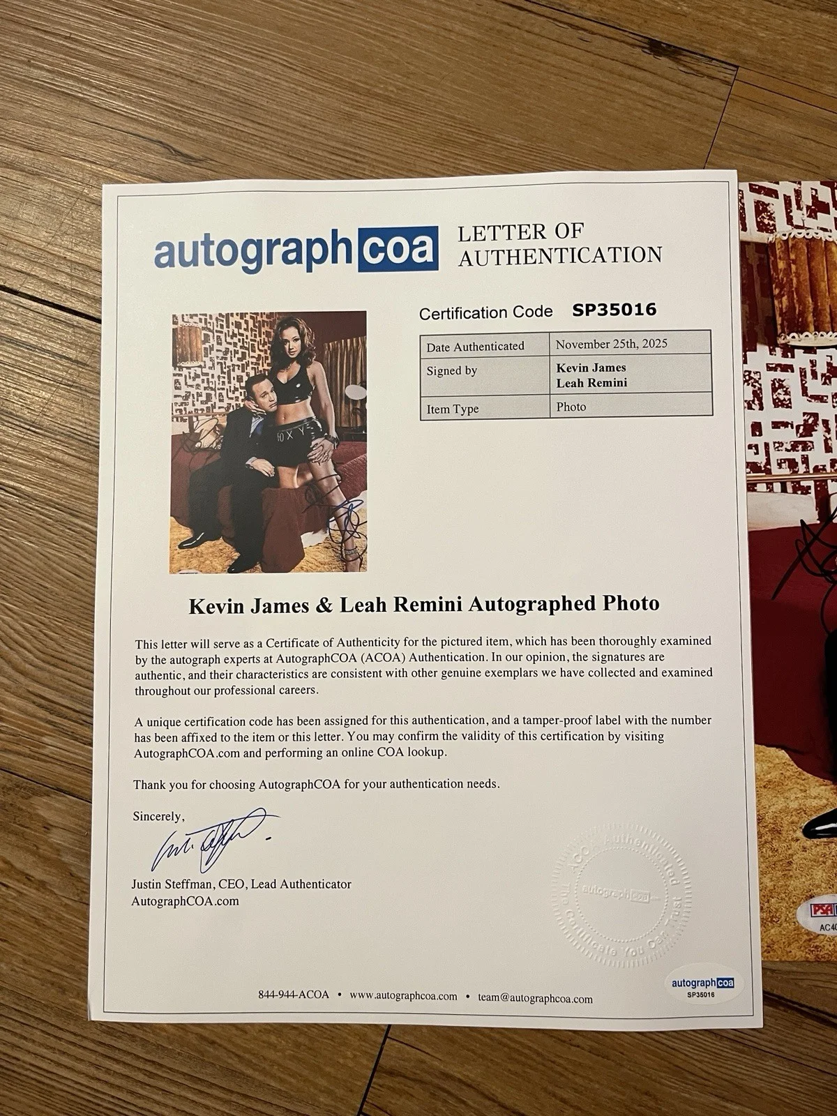 Leah Remini, Kevin James — KEVIN JAMES & LEAH REMINI SIGNED 8X10 PHOTO THE KING OF QUEENS ACOA LOA PSA, изображение 2