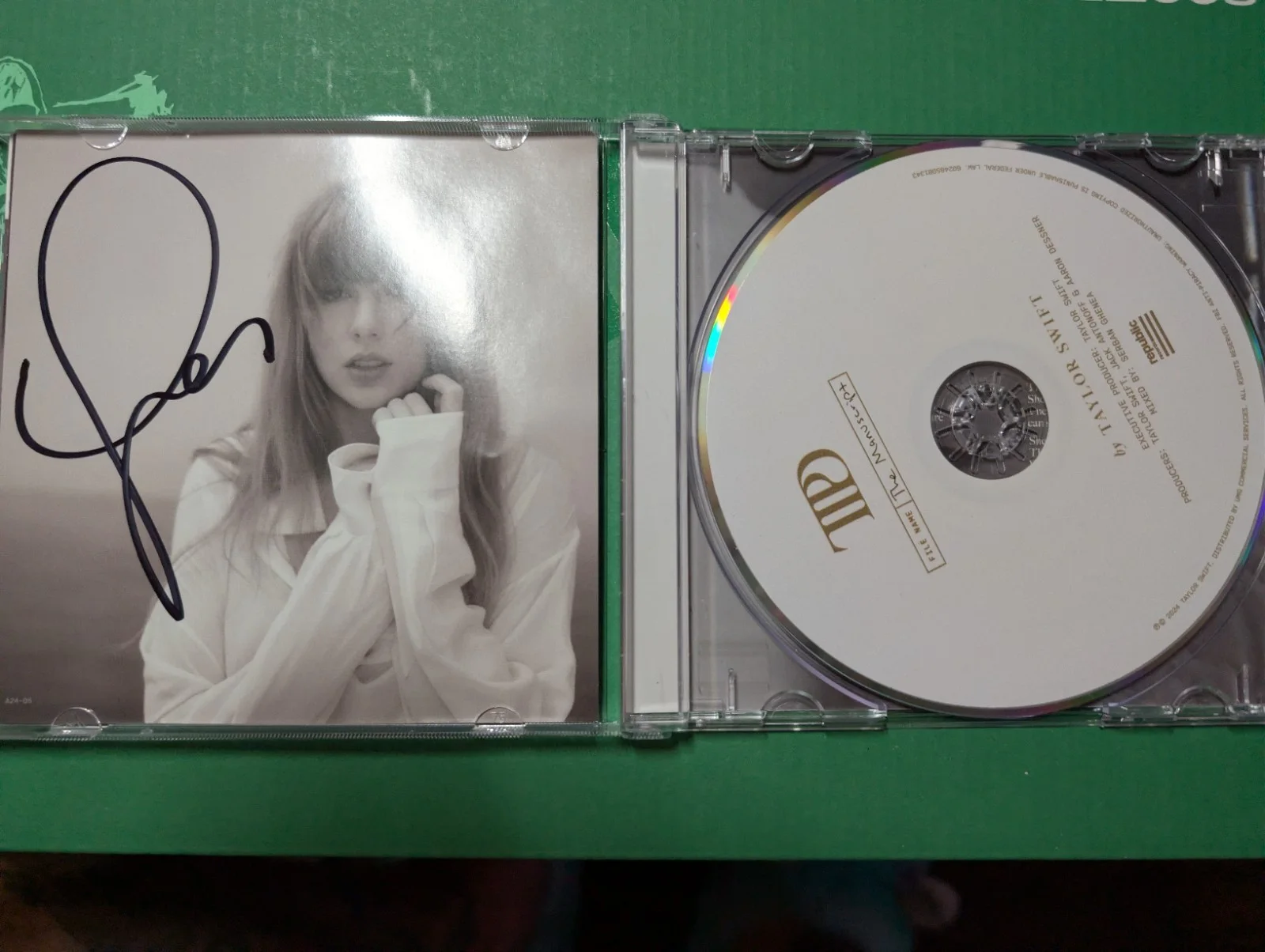 Taylor Swift The Tortured Poets Department CD & Hand Signed Photo In Hand, изображение 2