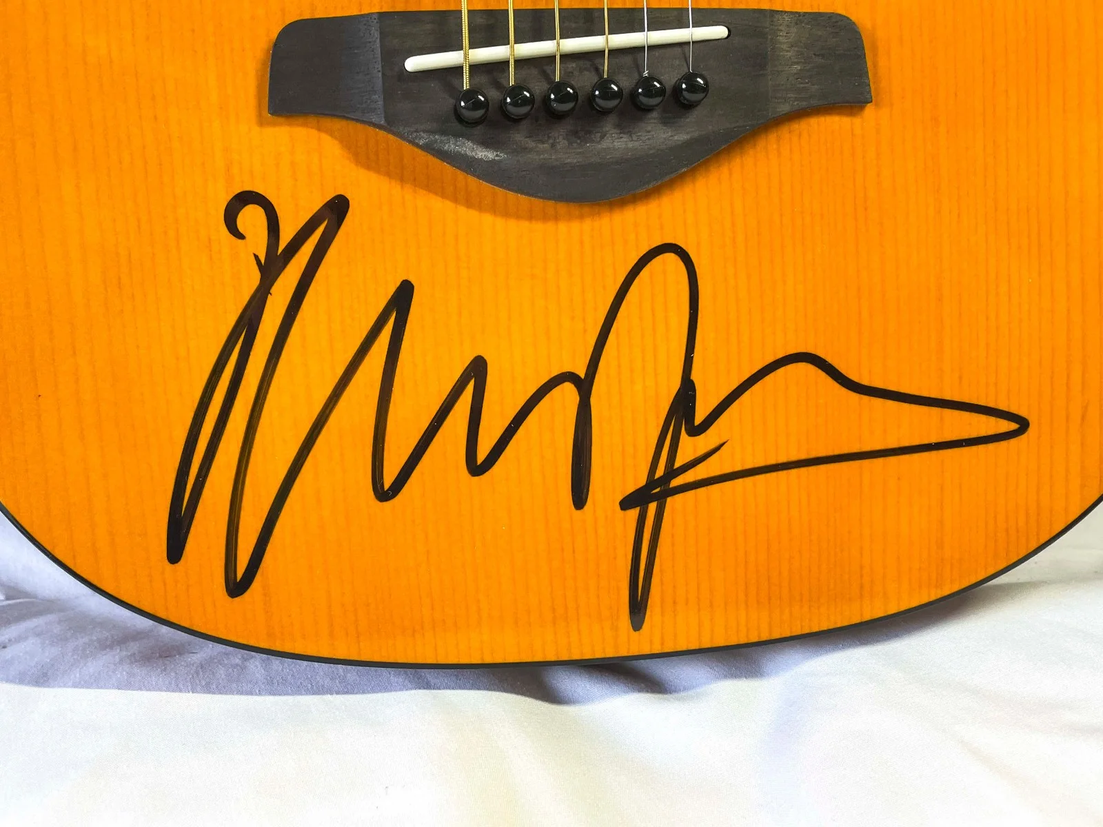 Neil Young Heart of Gold SIGNED ON BODY Yamaha 3/4 Scale Acoustic Guitar JSA, изображение 2