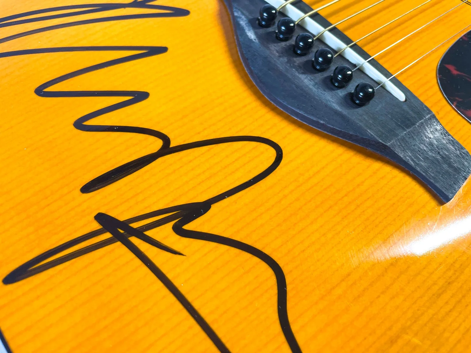 Neil Young Heart of Gold SIGNED ON BODY Yamaha 3/4 Scale Acoustic Guitar JSA, изображение 3
