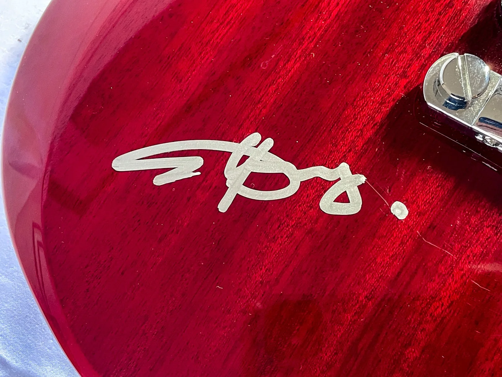 Angus Young Guitarist SIGNED ON BODY Gibson Epiphone SG Guitar EXACT Proof JSA, изображение 2