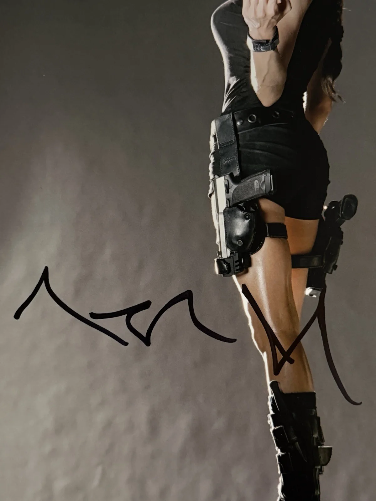 Angelina Jolie — ANGELINA JOLIE SIGNED AUTOGRAPHED 11x14 TOMB RAIDER BECKETT BN96745, изображение 2