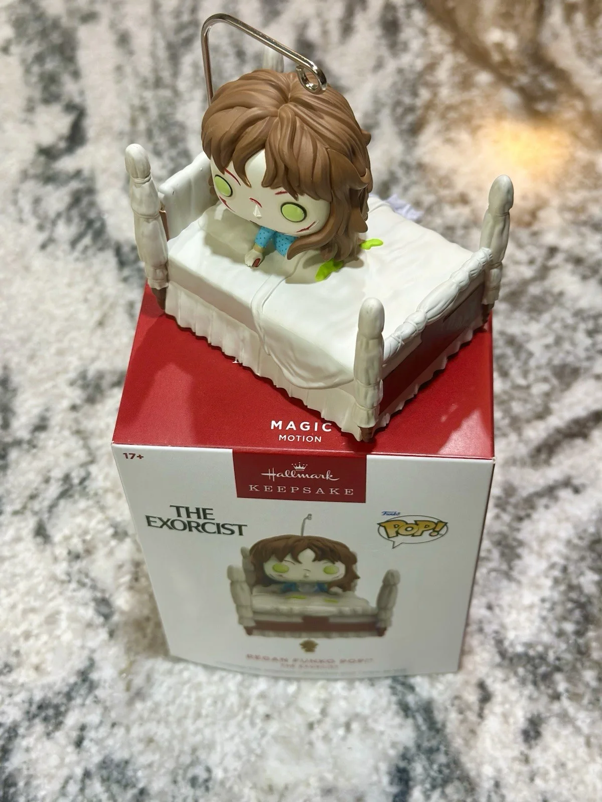 Linda Blair — Exorcist Regan Spinning Head Hallmark/Funko Ornament Signed Linda Blair with COA, изображение 2