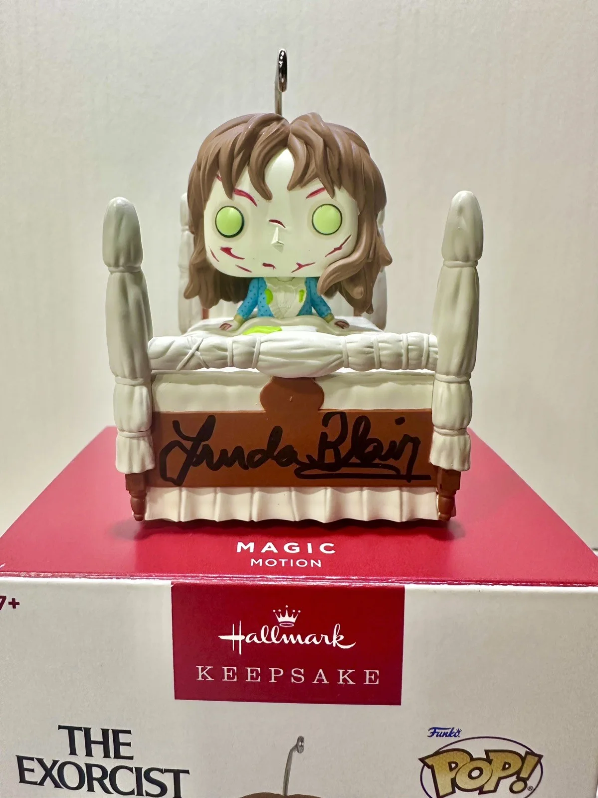 Linda Blair — Exorcist Regan Spinning Head Hallmark/Funko Ornament Signed Linda Blair with COA, изображение 3
