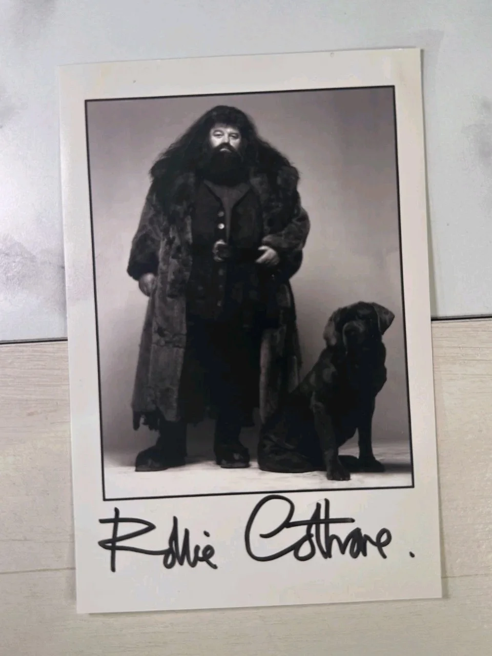 Robbie Coltrane Signed 8x10 B&W Photo as Hagrid w/ Fang Harry Potter Autograph, изображение 2