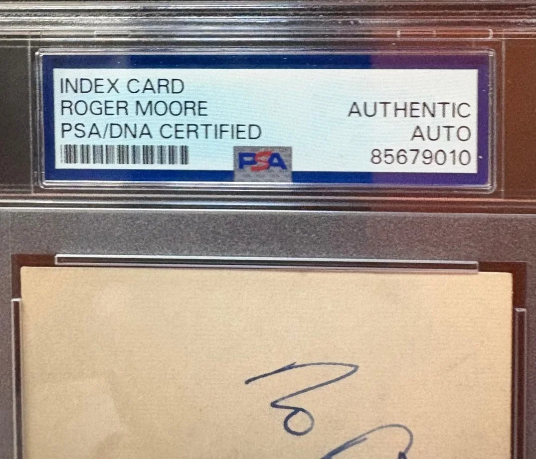 Roger Moore — ROGER MOORE SIGNED INDEX CARD PSA ENCAPSULATED JAMES BOND LIVE AND LET DIE, изображение 2