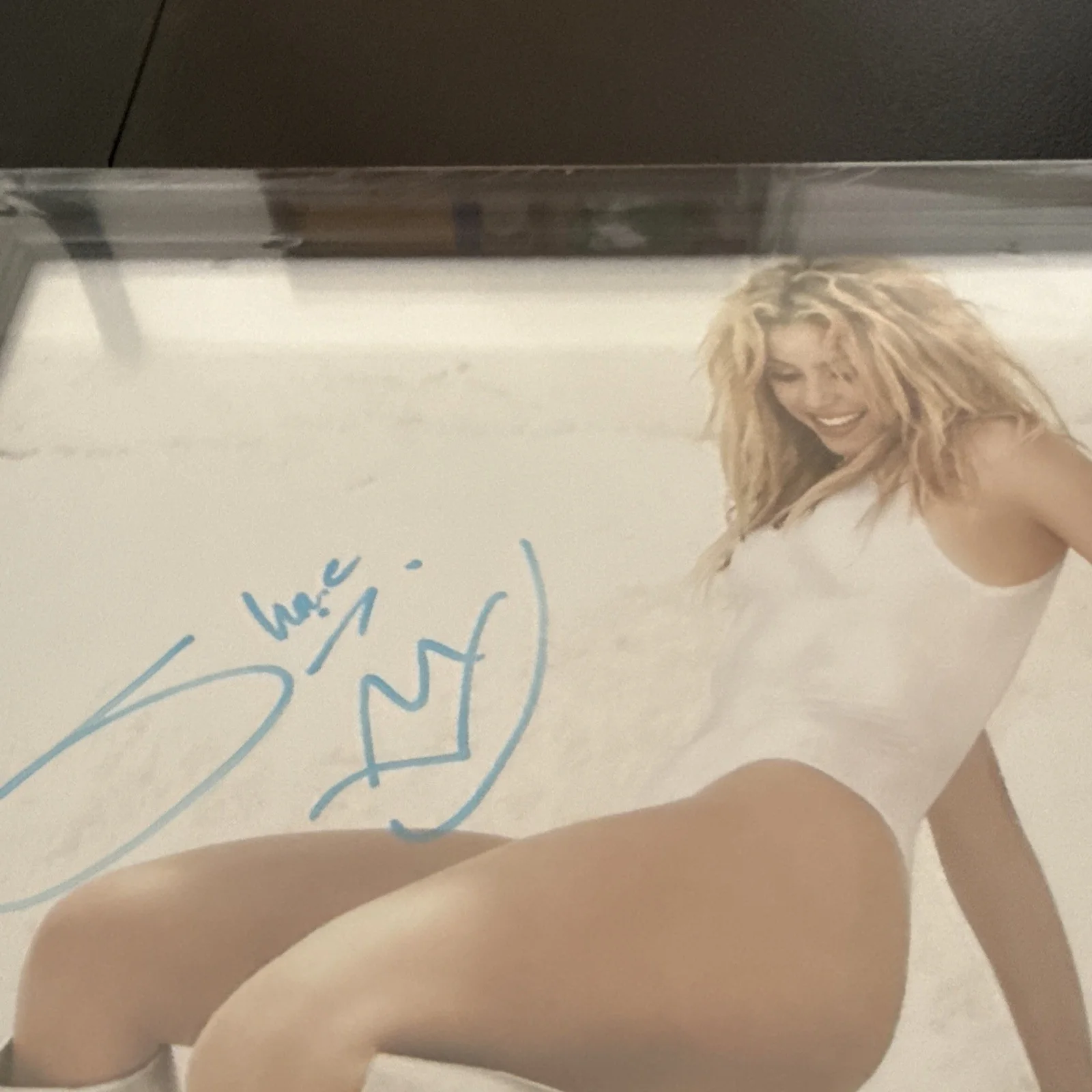 Shakira Sexy Music Superstar 11x14 Autographed Photo PSADNA AP6992 (VERY RARE), изображение 2