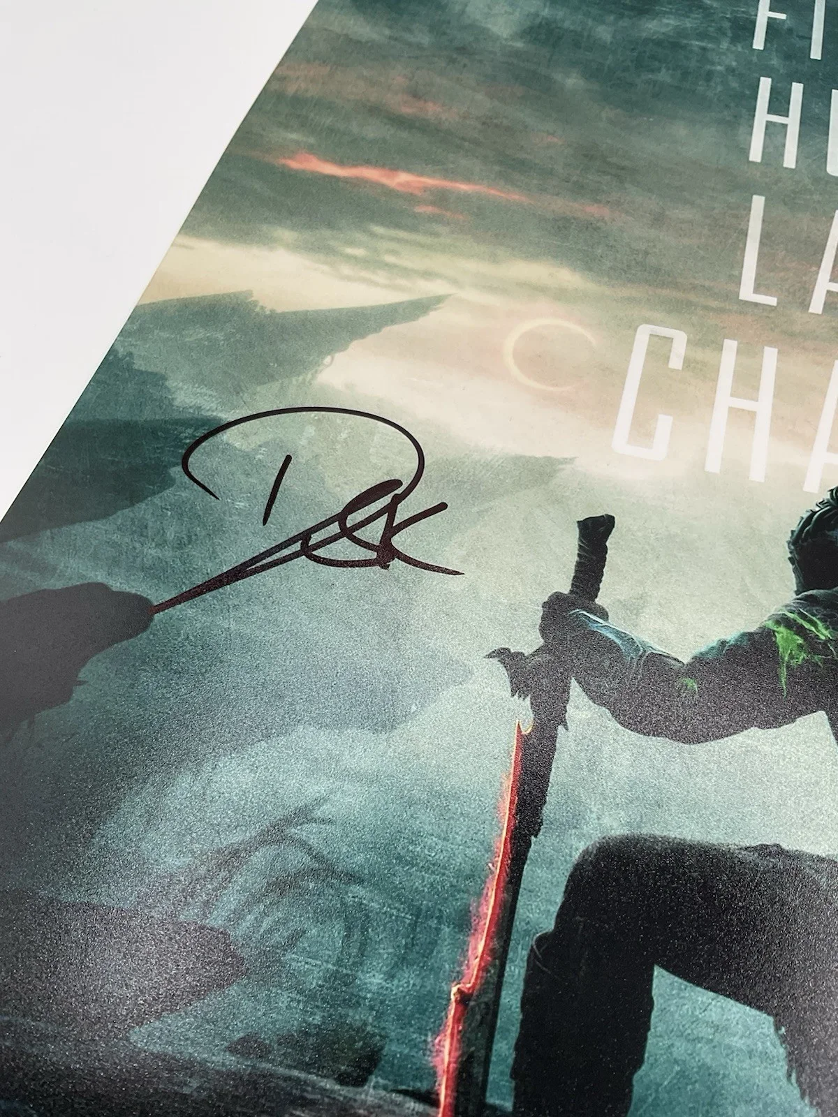 Dimitrius Schuster-Koloamatangi — Dimitrius Schuster-Koloamatangi signed photo Predator Badlands signed 12x18 BAS, изображение 2