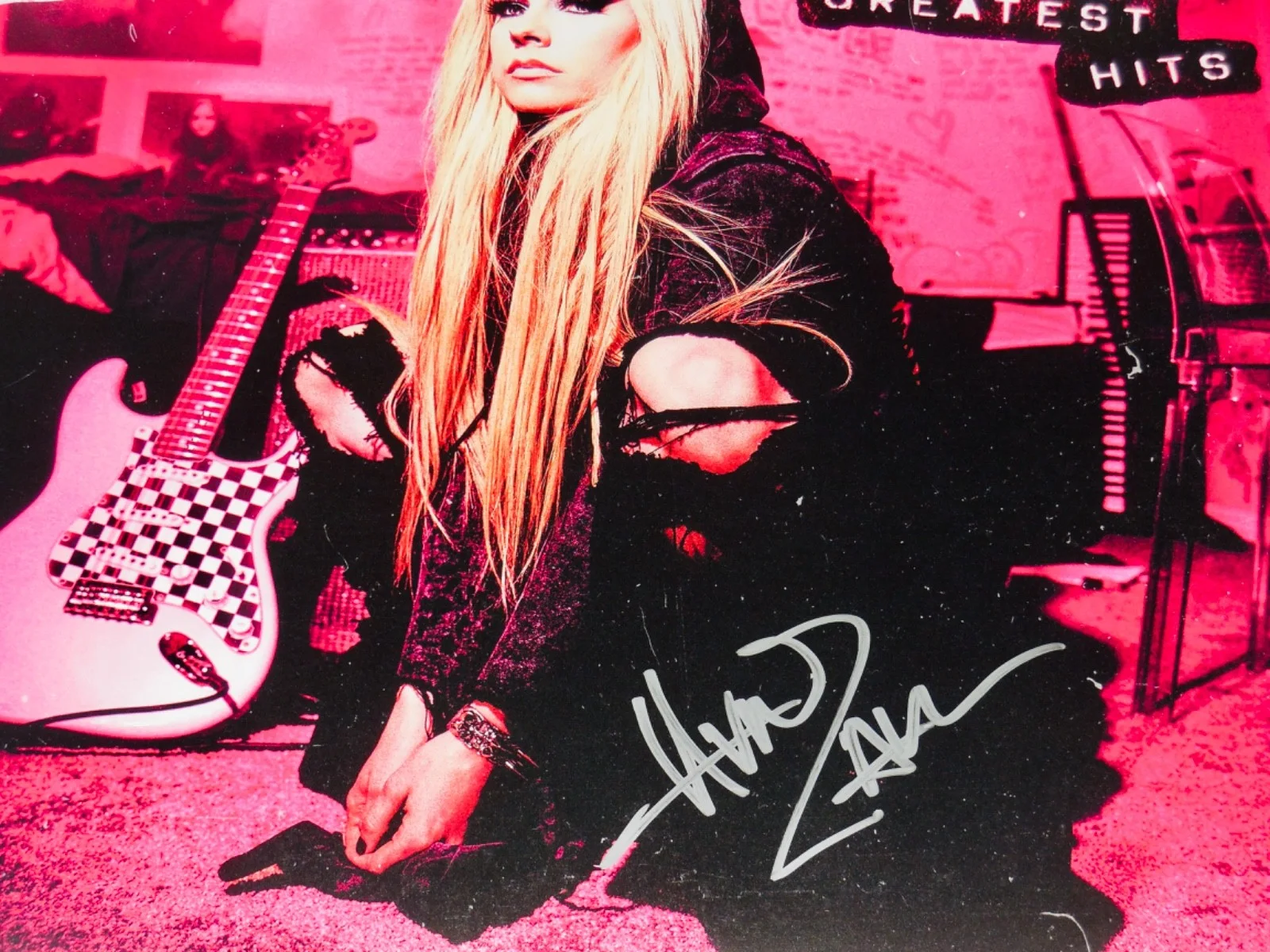 AVRIL LAVIGNE AUTOGRAPHED VINYL RECORD ALBUM (GREATEST HITS) - JSA COA!, image 2