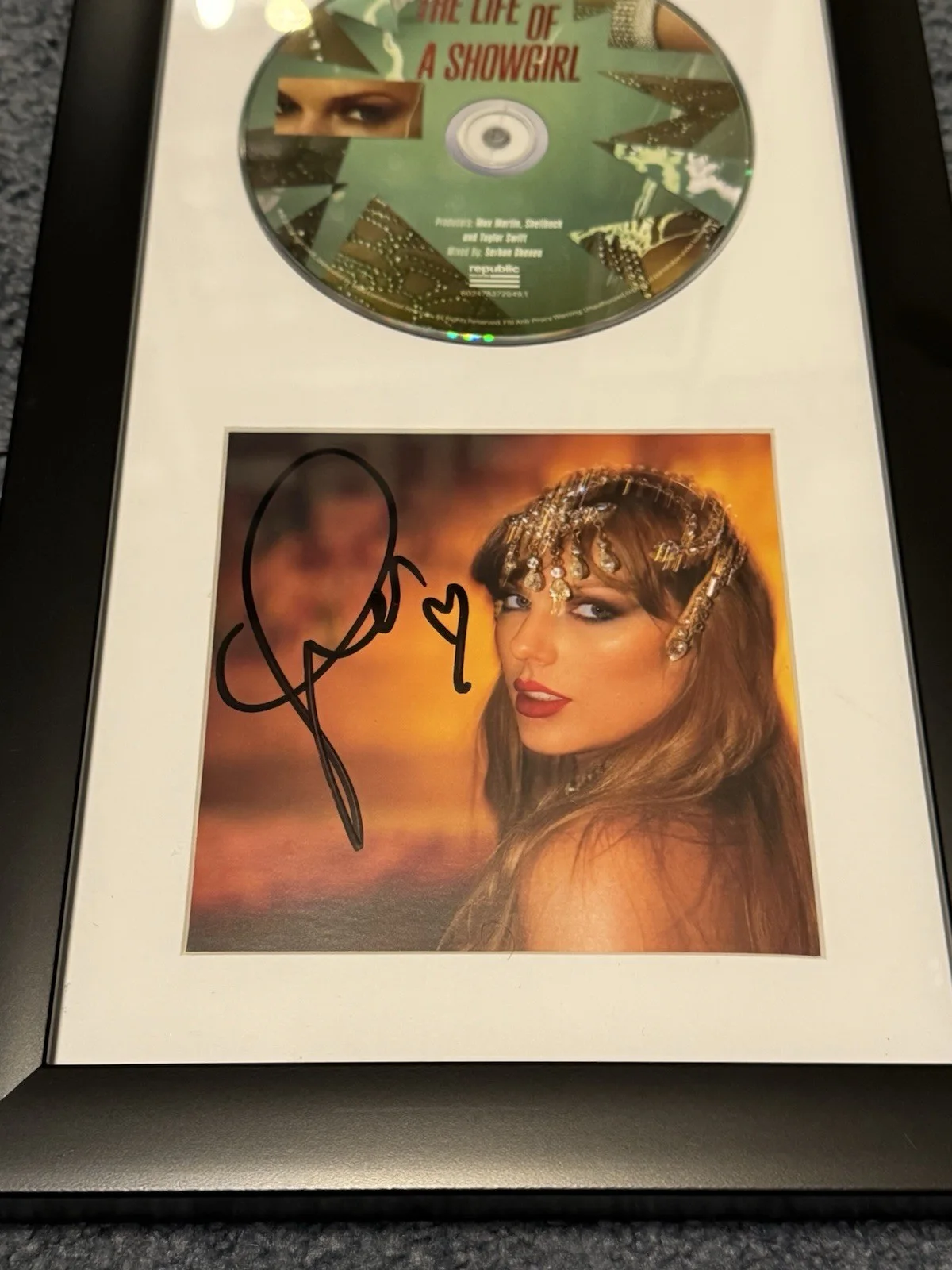 Taylor Swift AUTOGRAPHED CD The Life of a Showgirl FRAMED & MATTED, изображение 2
