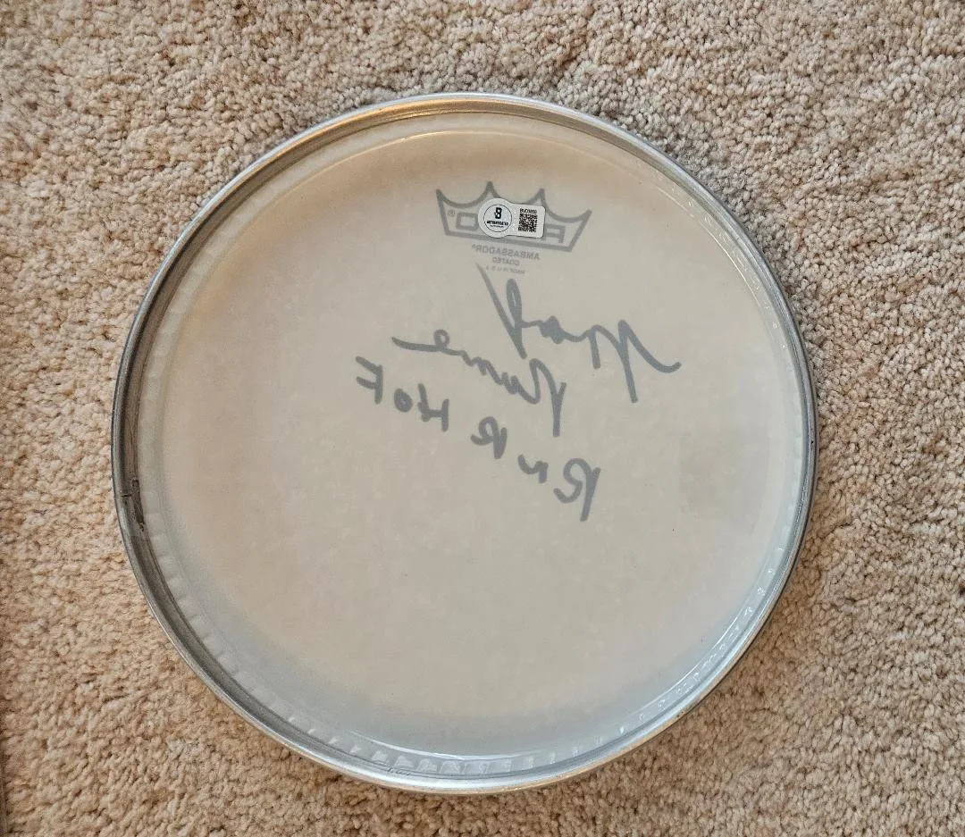 Marky Ramone — MARKY RAMONE SIGNED DRUMHEAD "RNR HOF" INSC. REMO THE RAMONES AUTO BECKETT PROOF, изображение 2