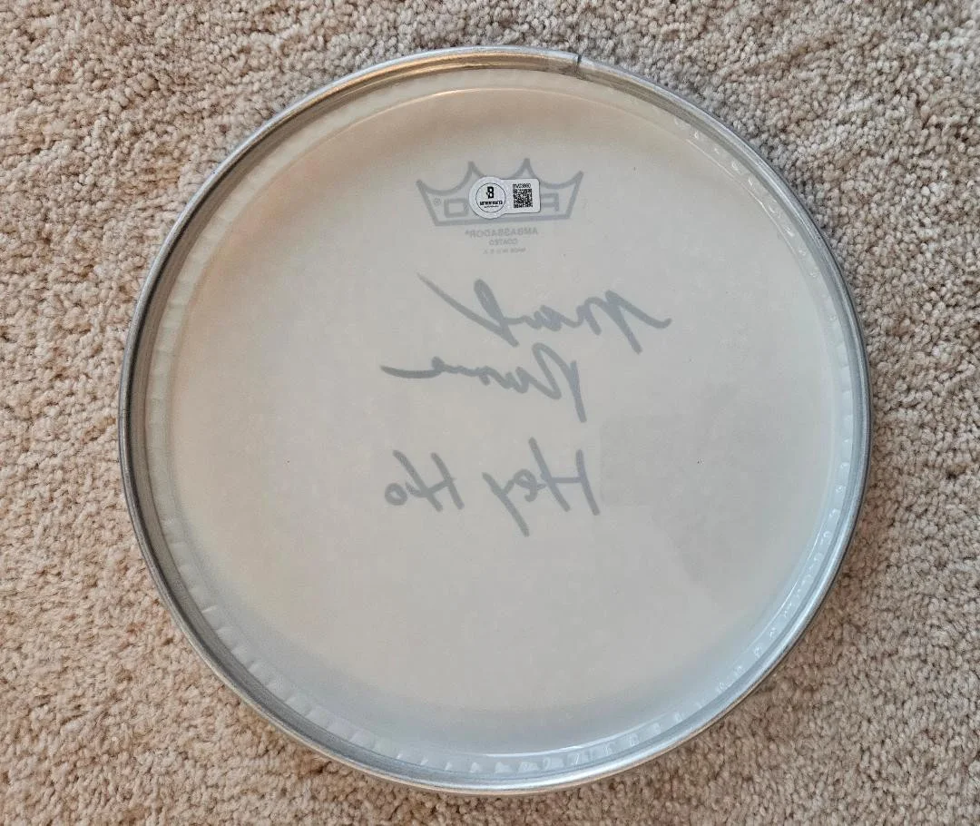 Marky Ramone — MARKY RAMONE SIGNED DRUMHEAD "HEY HO" INSC. REMO THE RAMONES AUTO BECKETT PROOF, изображение 2
