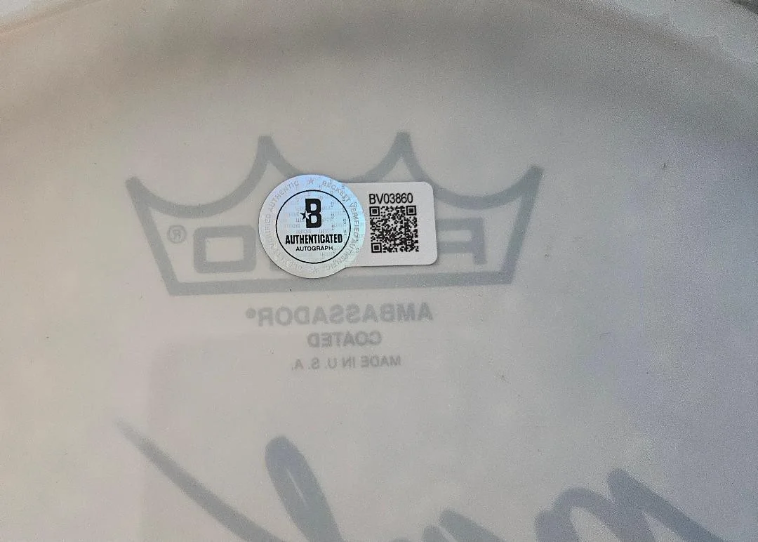 Marky Ramone — MARKY RAMONE SIGNED DRUMHEAD "HEY HO" INSC. REMO THE RAMONES AUTO BECKETT PROOF, изображение 3
