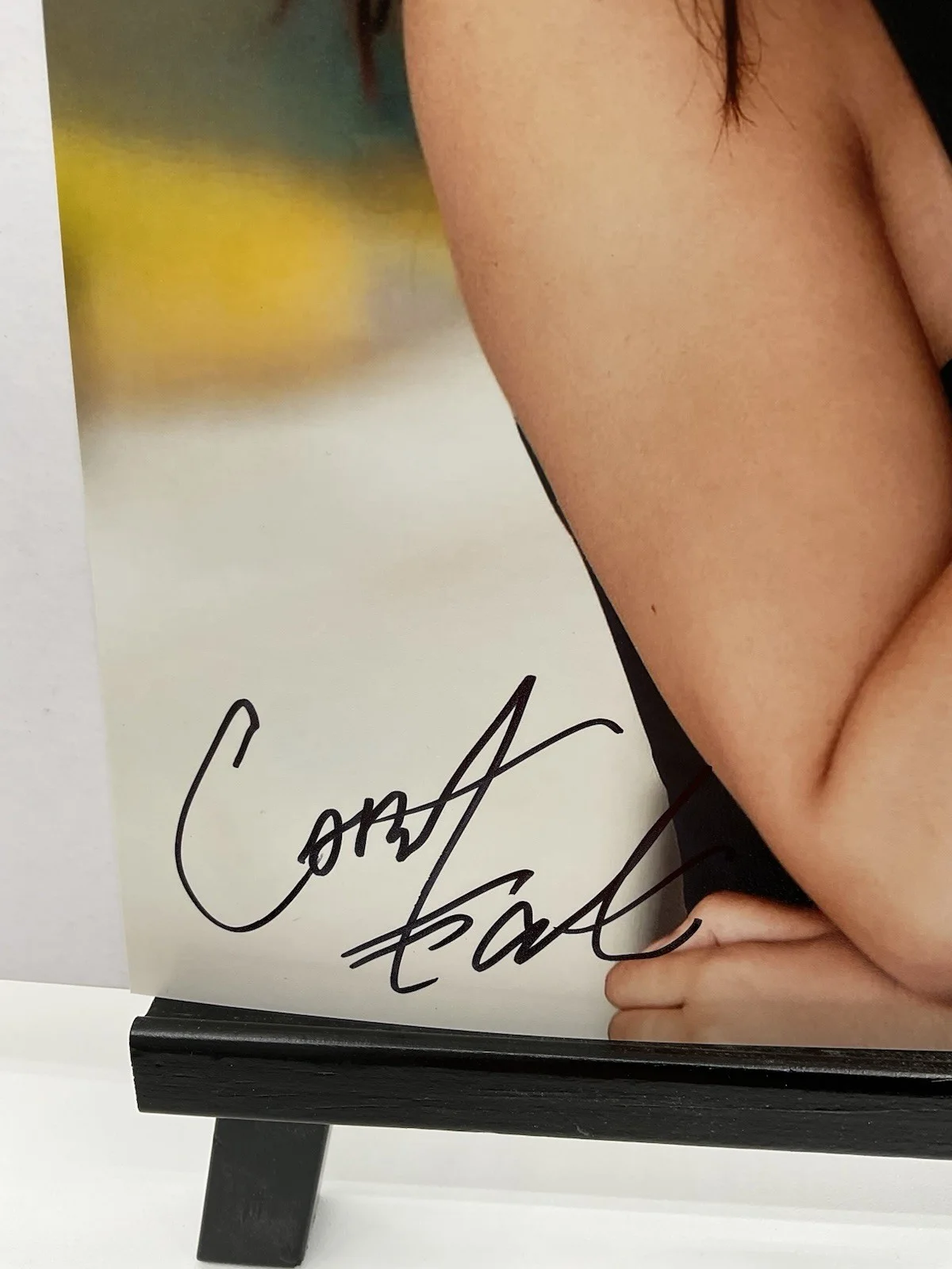 Courtney Eaton — Courtney Eaton signed 8x10 Yellowjackets signed 8x10 SWAU Courtney Eaton photo, изображение 2