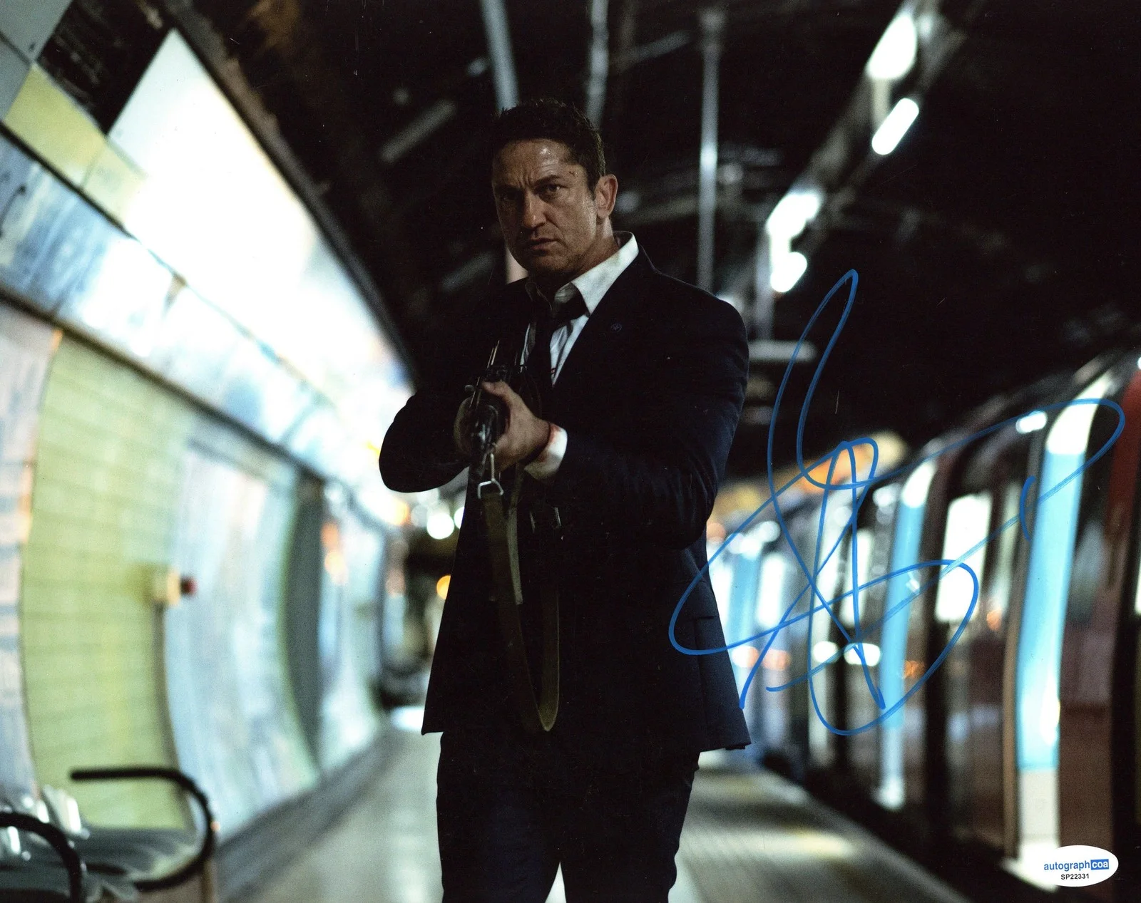 Gerard Butler — Gerard Butler "London Has Fallen" AUTOGRAPH Signed Autographed 11x14 Photo ACOA