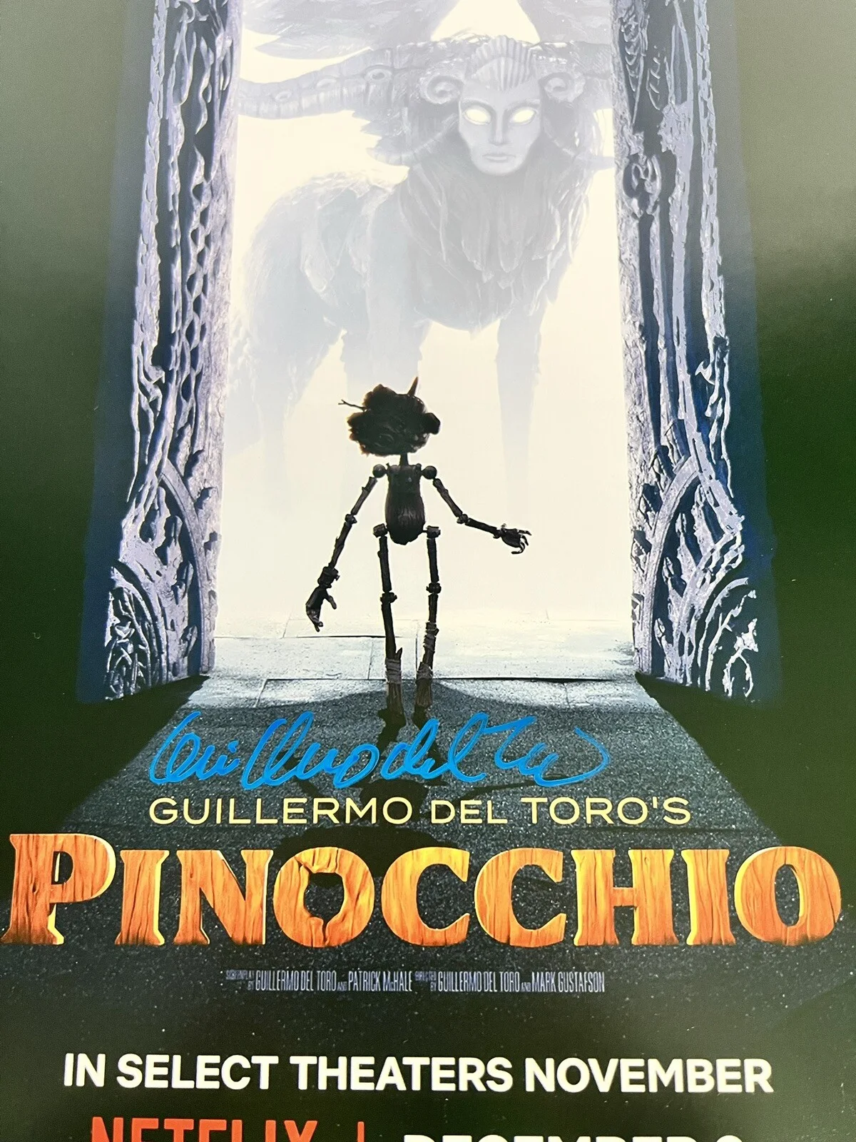 GUILLERMO DEL TORO — GUILLERMO DEL TORO SIGNED PINOCCHIO 12x18 BAS BJ081784, изображение 3