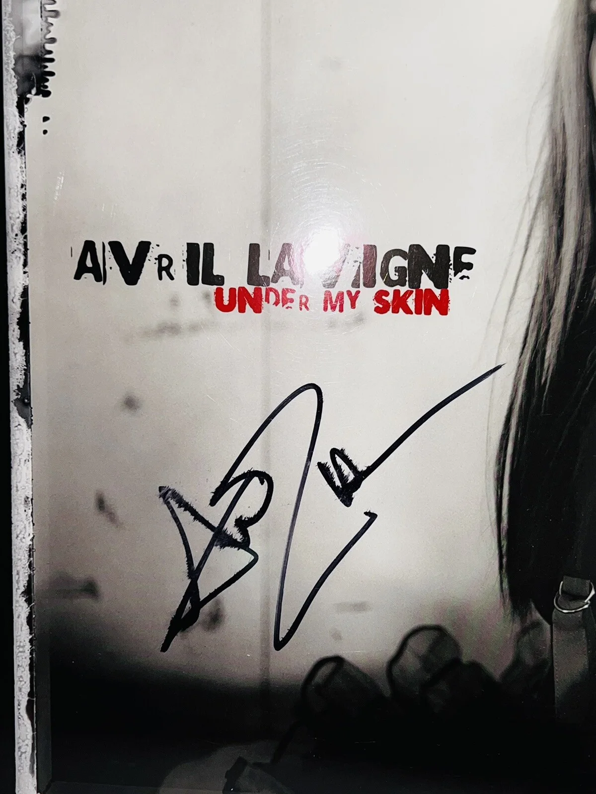 AVRIL LAVIGNE SIGNED UNDER MY SKIN VINYL ALBUM LP BECKETT BH035722 (B), изображение 2