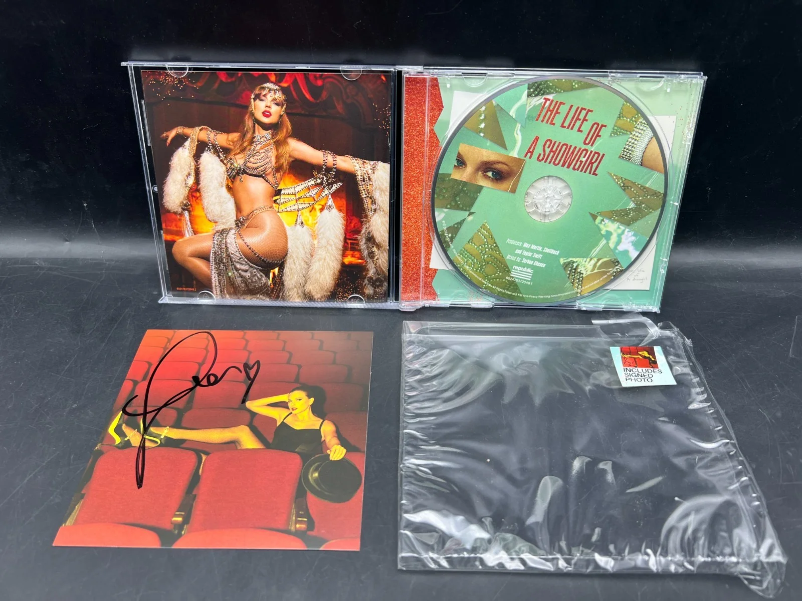 RARE LONG AUTO Taylor Swift Signed The Life of a Showgirl CD Album Photo #4, изображение 4