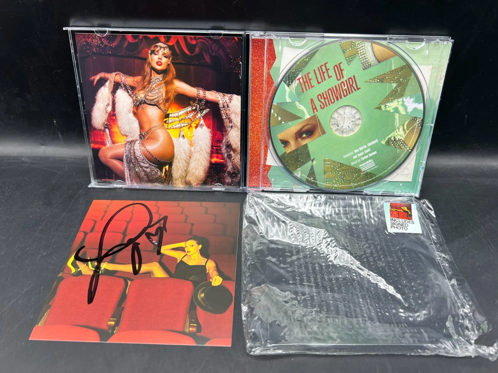 RARE LONG TEARDROP Taylor Swift Signed The Life of a Showgirl CD Album Photo #4, изображение 4