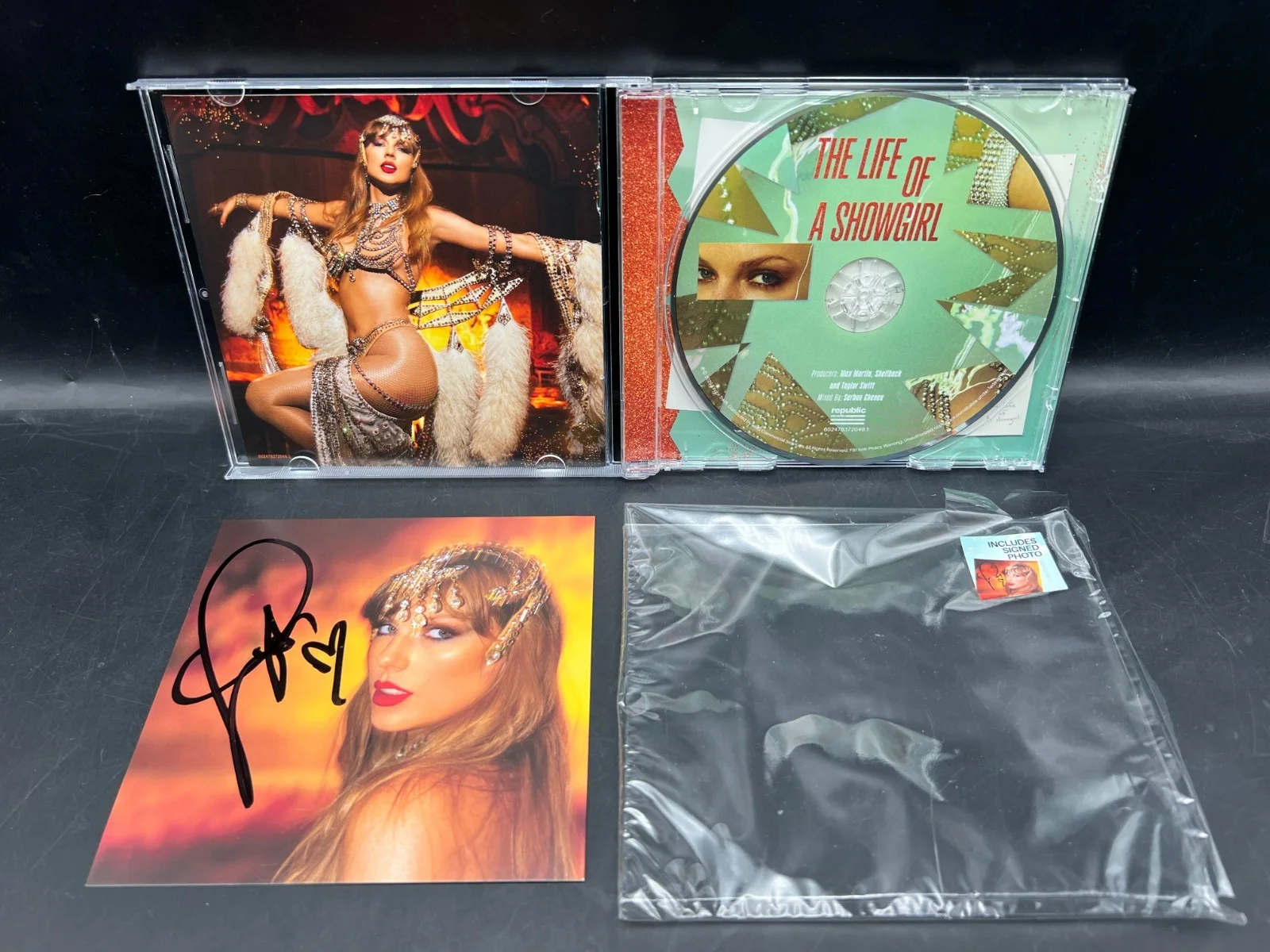 RARE LONG DRUNK Taylor Swift Signed The Life of a Showgirl CD Album Photo #1, изображение 4