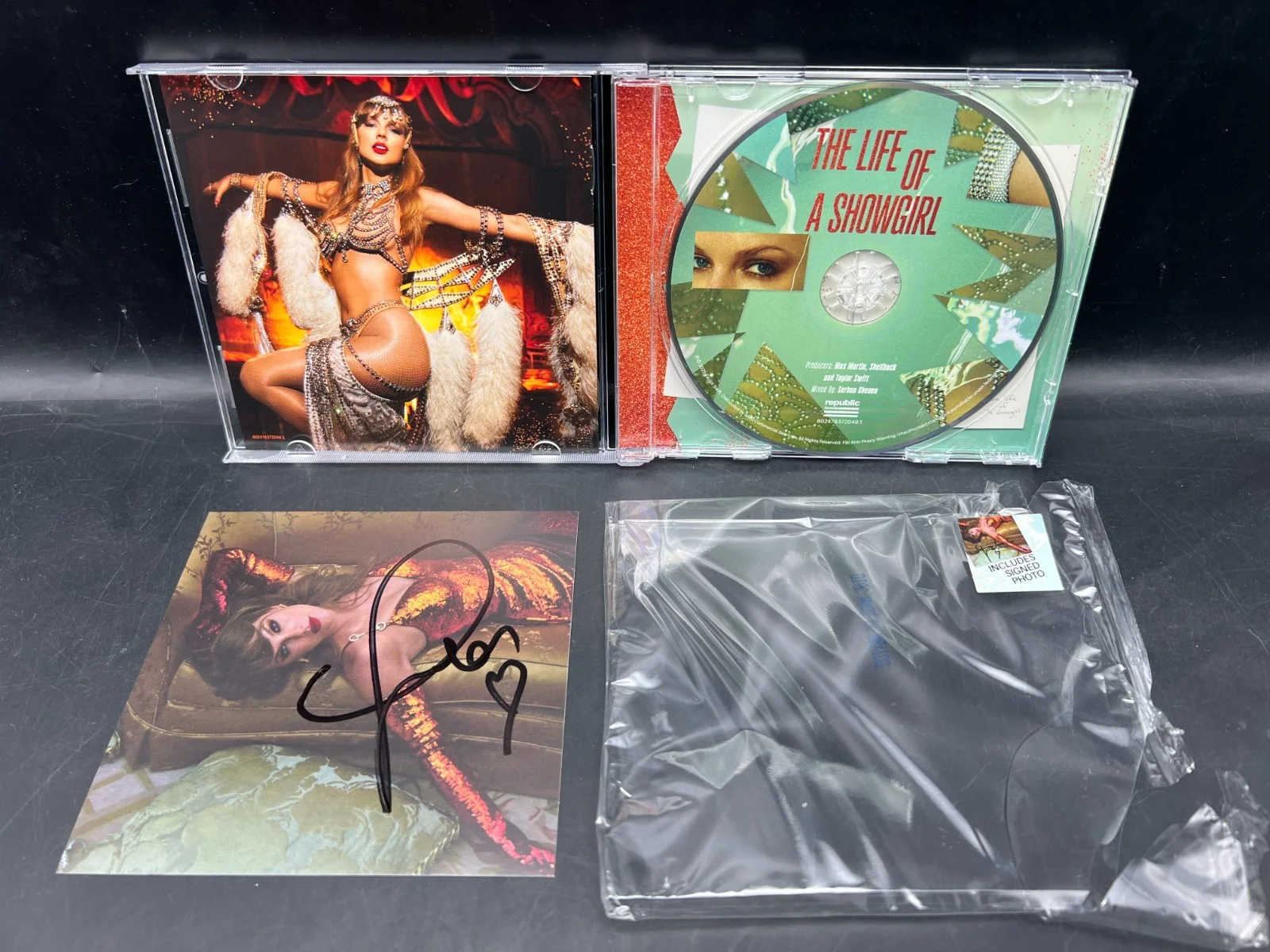 RARE LONG AUTO Taylor Swift Signed The Life of a Showgirl CD Album Photo #2, изображение 4
