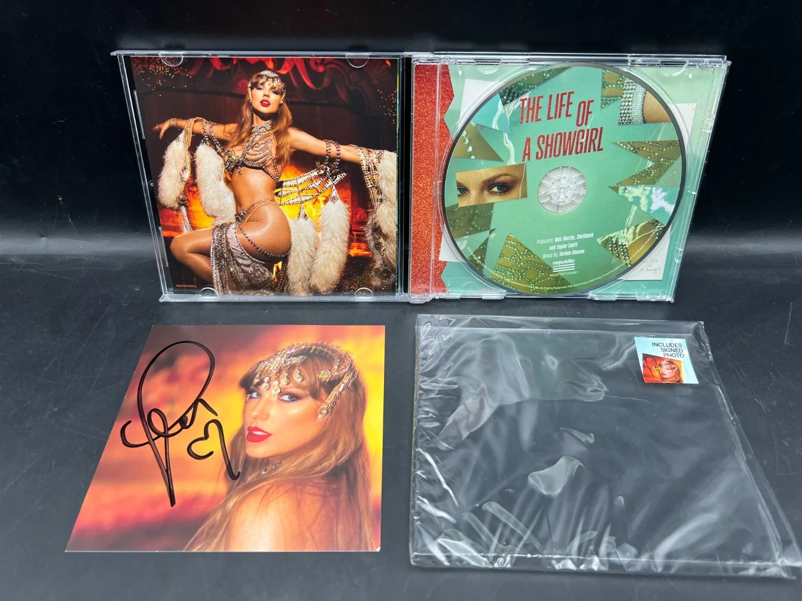 RARE WONKY LONG Taylor Swift Signed The Life of a Showgirl CD Album Photo #1, изображение 4