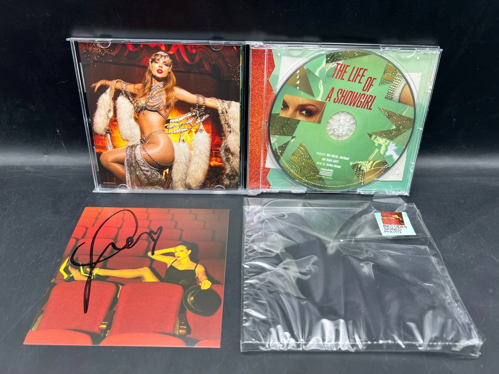 RARE LONG AUTO Taylor Swift Signed The Life of a Showgirl CD Album Photo #4, изображение 4