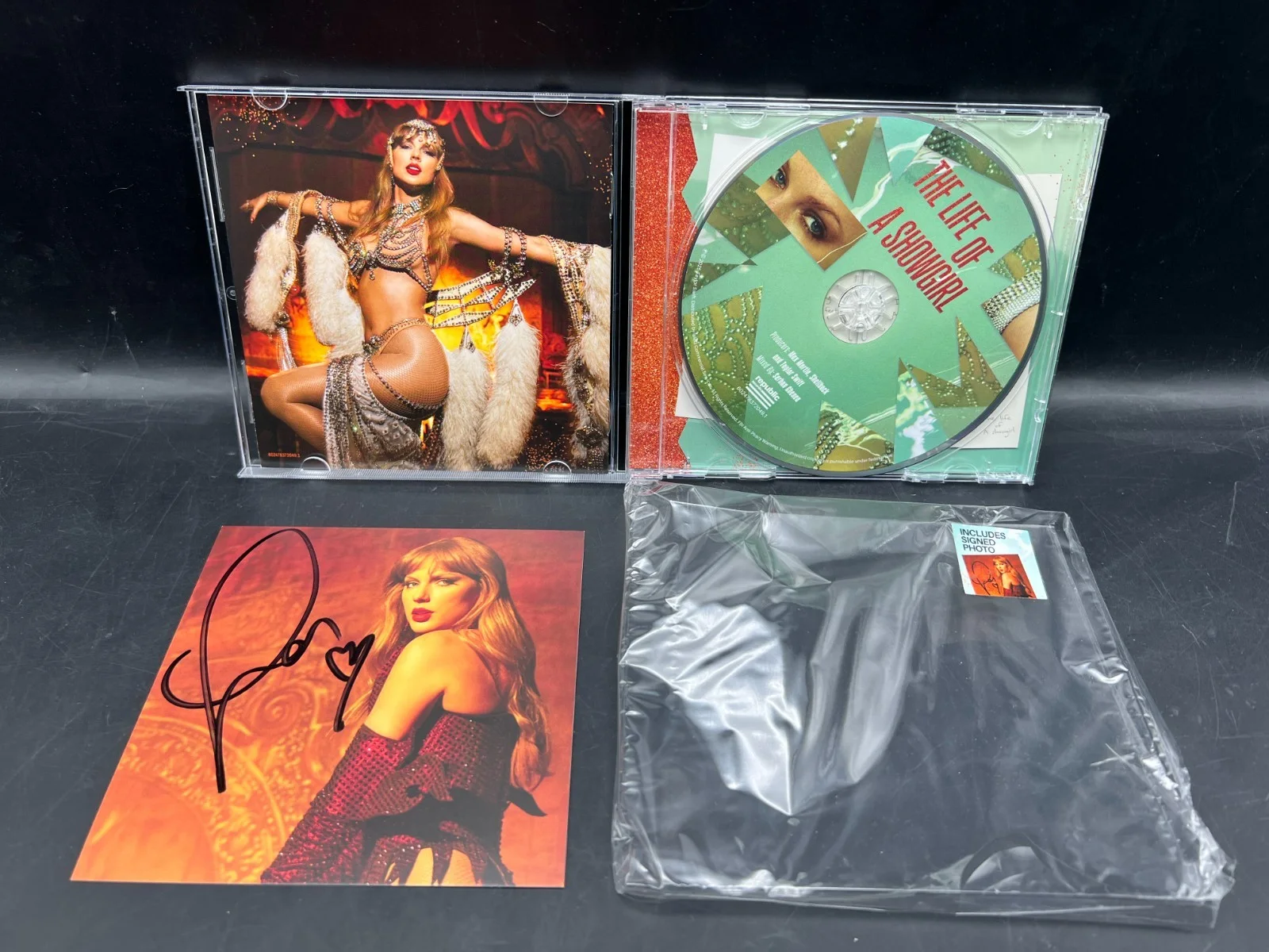RARE DOUBLE HEART Taylor Swift Signed The Life of a Showgirl CD Album Photo #3, изображение 4