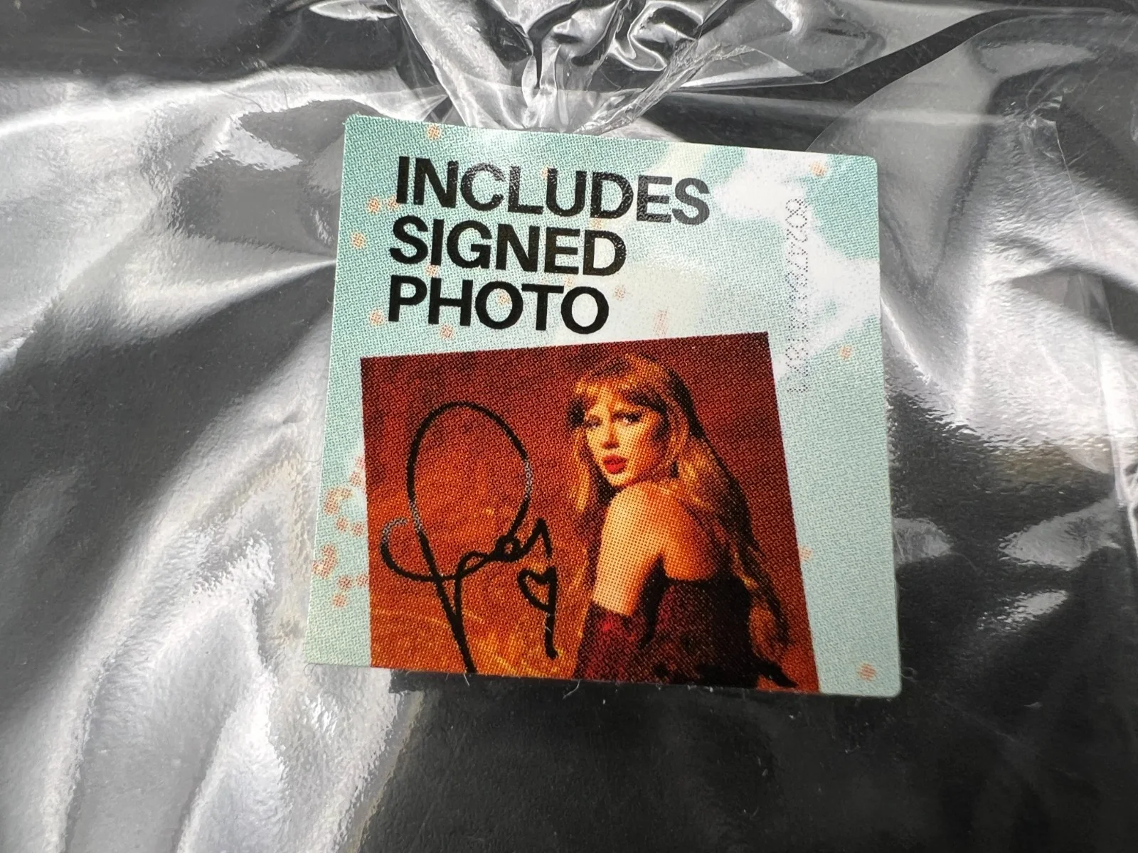 RARE DOUBLE HEART Taylor Swift Signed The Life of a Showgirl CD Album Photo #3, изображение 5