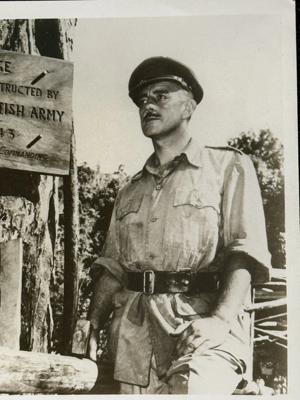Sir Alec Guinness — Alec Guinness Hand Signed Bridge Over The River Kwai Black And White 10x8 w/COA, изображение 3
