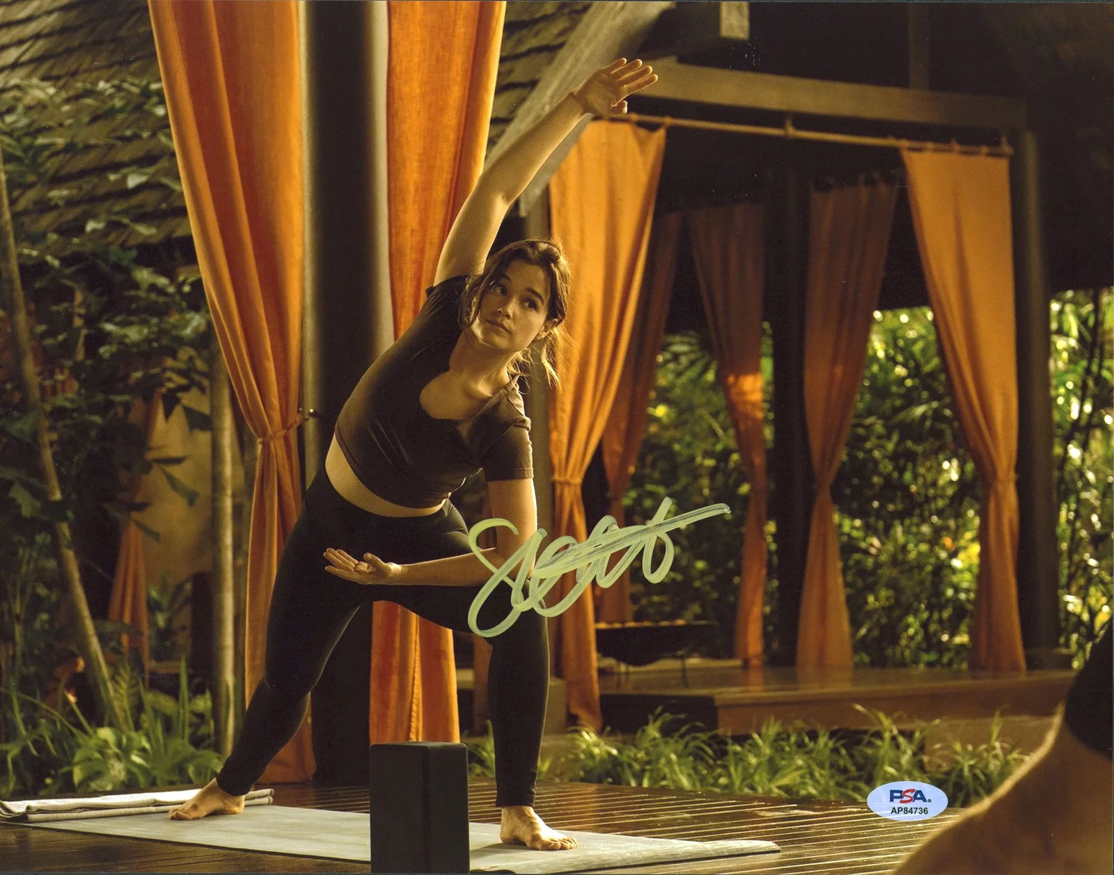 Sarah Catherine Hook — Sarah Catherine Hook The White Lotus Authentic Signed 11x14 Photo PSA #AP84736