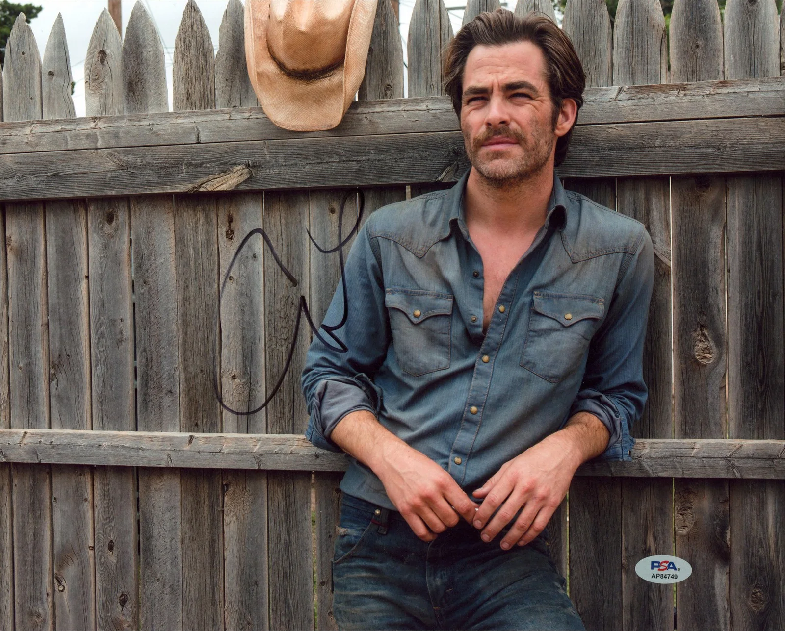 Chris Pine — Chris Pine Hell or High Water Authentic Signed 11x14 Photo PSA/DNA #AP84749