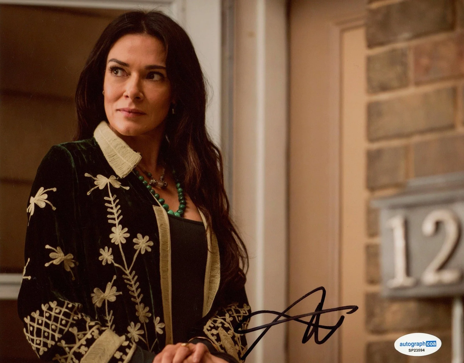 Simone Kessell — Simone Kessell "Yellowjackets" AUTOGRAPH Signed 'Lottie' 8x10 Photo C ACOA
