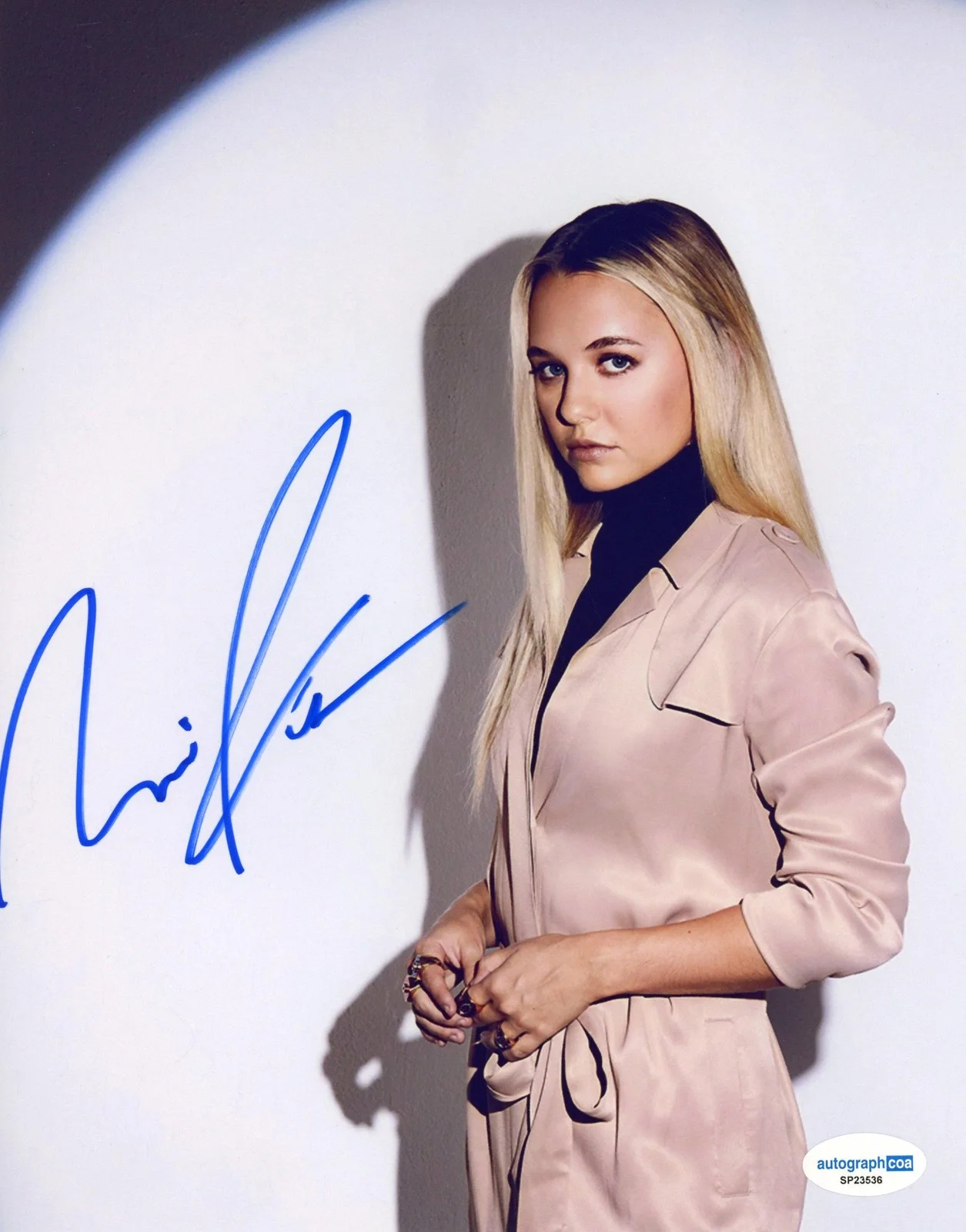 Madison Iseman — Madison Iseman "Still the King" AUTOGRAPH Signed Autographed 8x10 Photo C ACOA