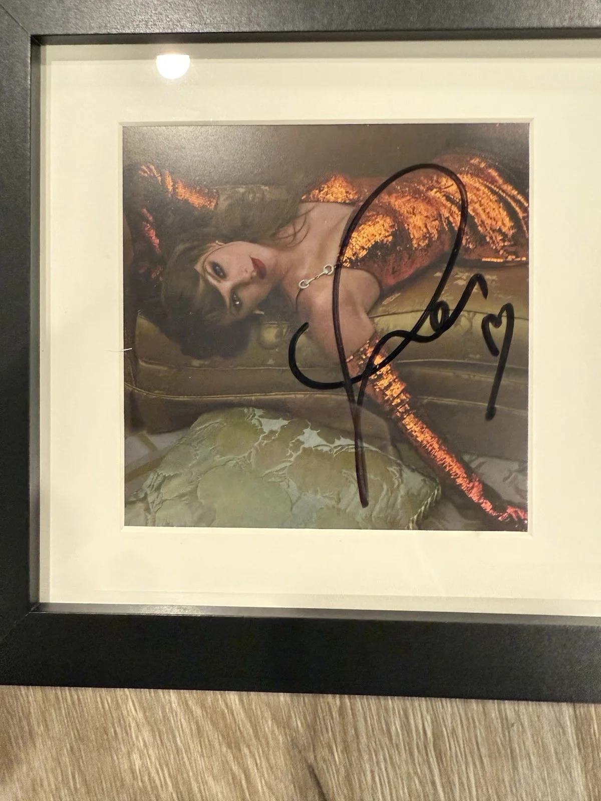 TAYLOR SWIFT SIGNED & FRAMED THE LIFE OF A SHOWGIRL #2 CD AUTOGRAPHED, изображение 2