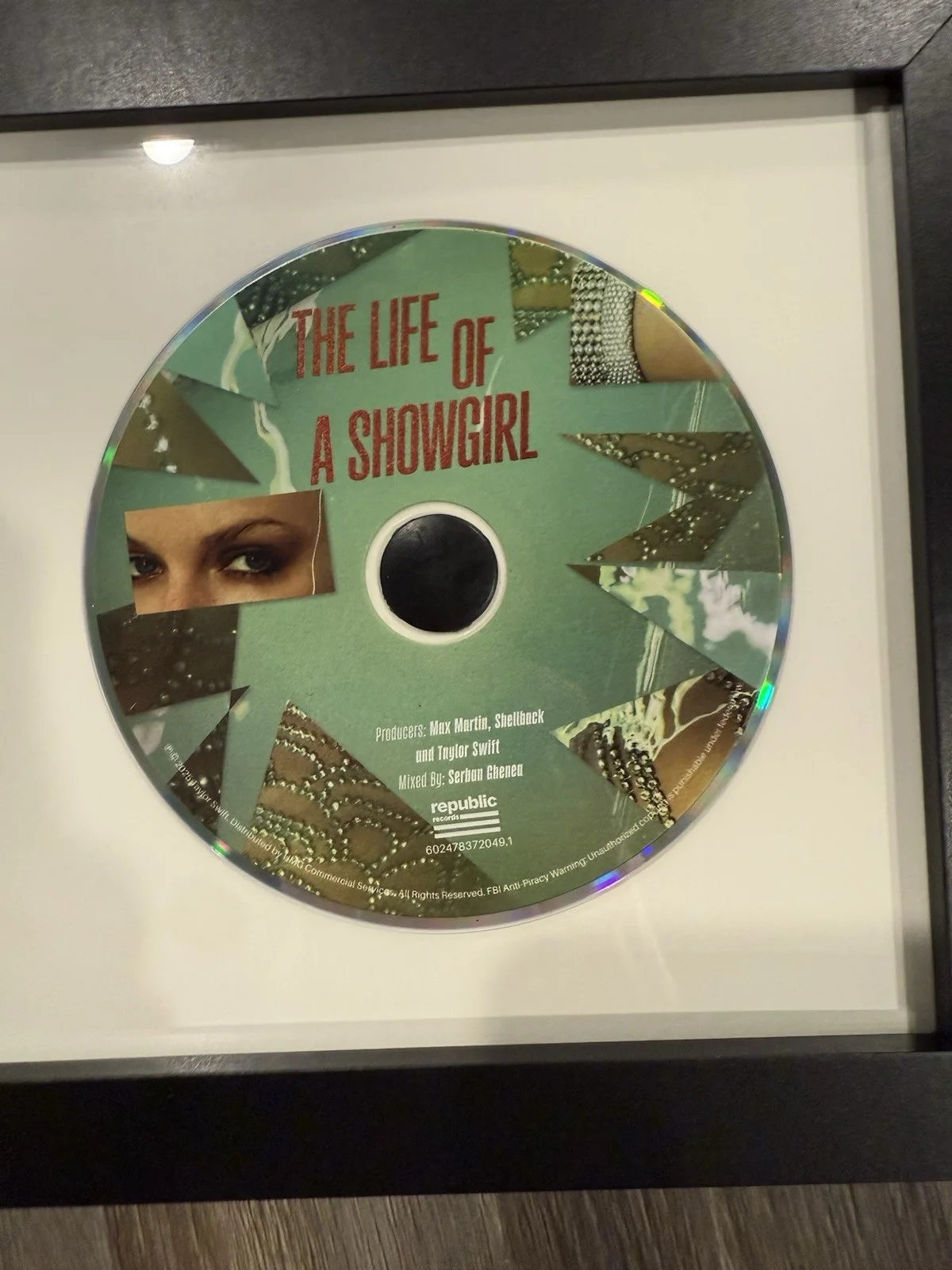 TAYLOR SWIFT SIGNED & FRAMED THE LIFE OF A SHOWGIRL #2 CD AUTOGRAPHED, изображение 3