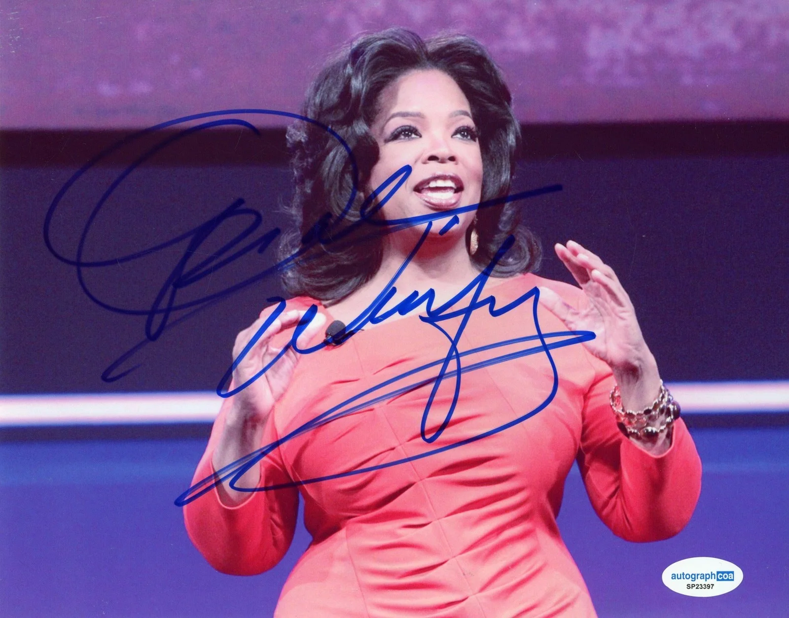 Oprah Winfrey — Oprah Winfrey "Oprah" AUTOGRAPH Signed Autographed 8x10 Photo ACOA