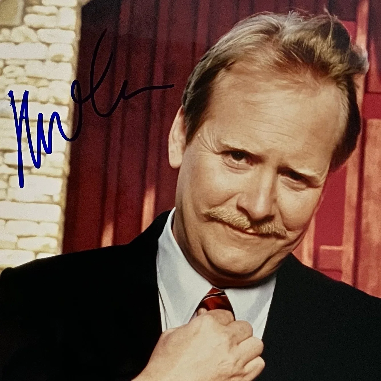 Martin Mull — MARTIN MULL Signed 8x10 Photo / ACTOR From ROSEANNE, Clue, TWO AND A HALF MEN