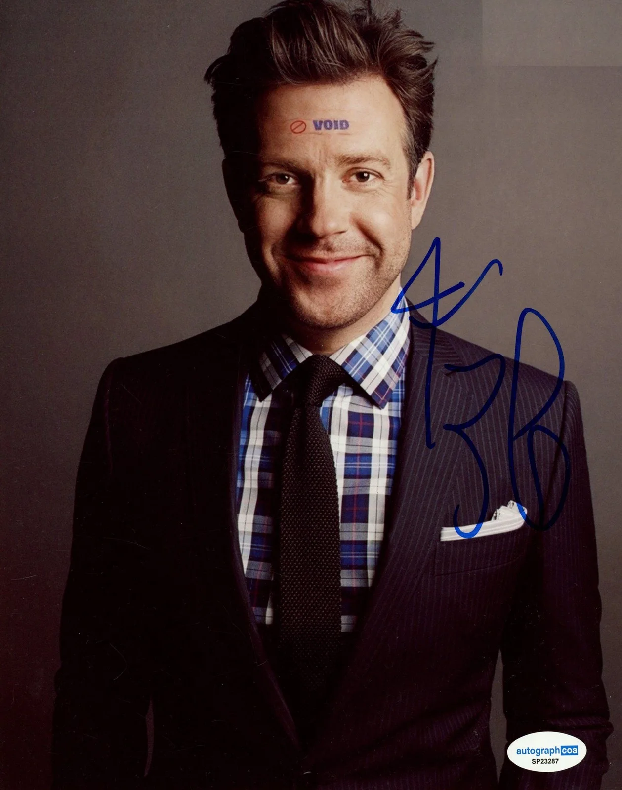 Jason Sudeikis — Jason Sudeikis "Ted Lasso" AUTOGRAPH Signed Autographed 8x10 Photo ACOA