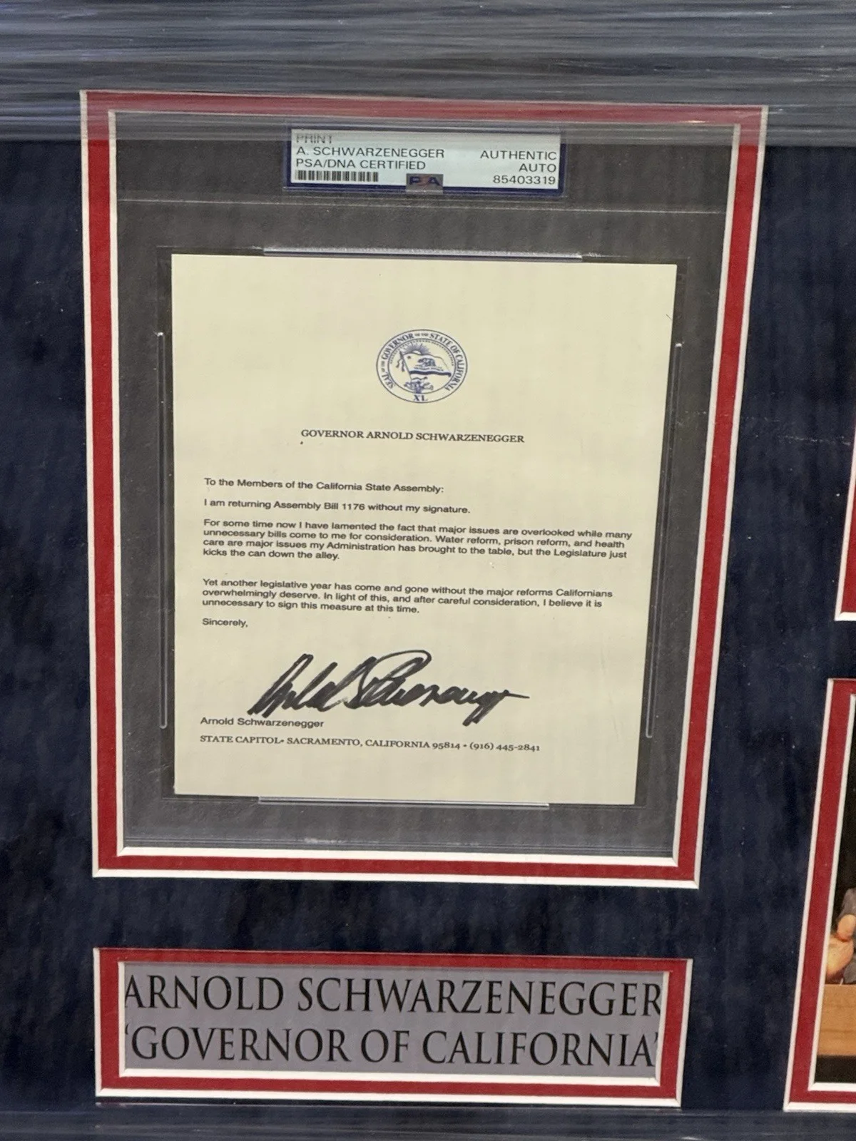 Arnold Schwarzenegger — Arnold Schwarzenegger Signed Framed Governor Of California Auto Psa Slabbed, image 3