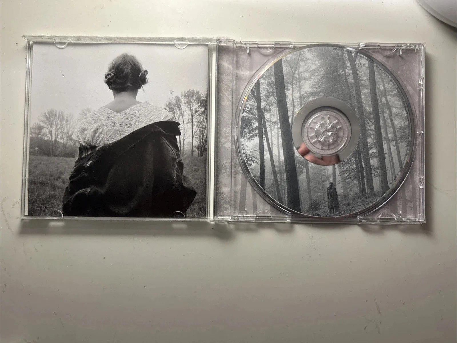 Taylor Swift SIGNED CD Red (Taylor’s version) & Folklore Heart Signature Bundle, image 3
