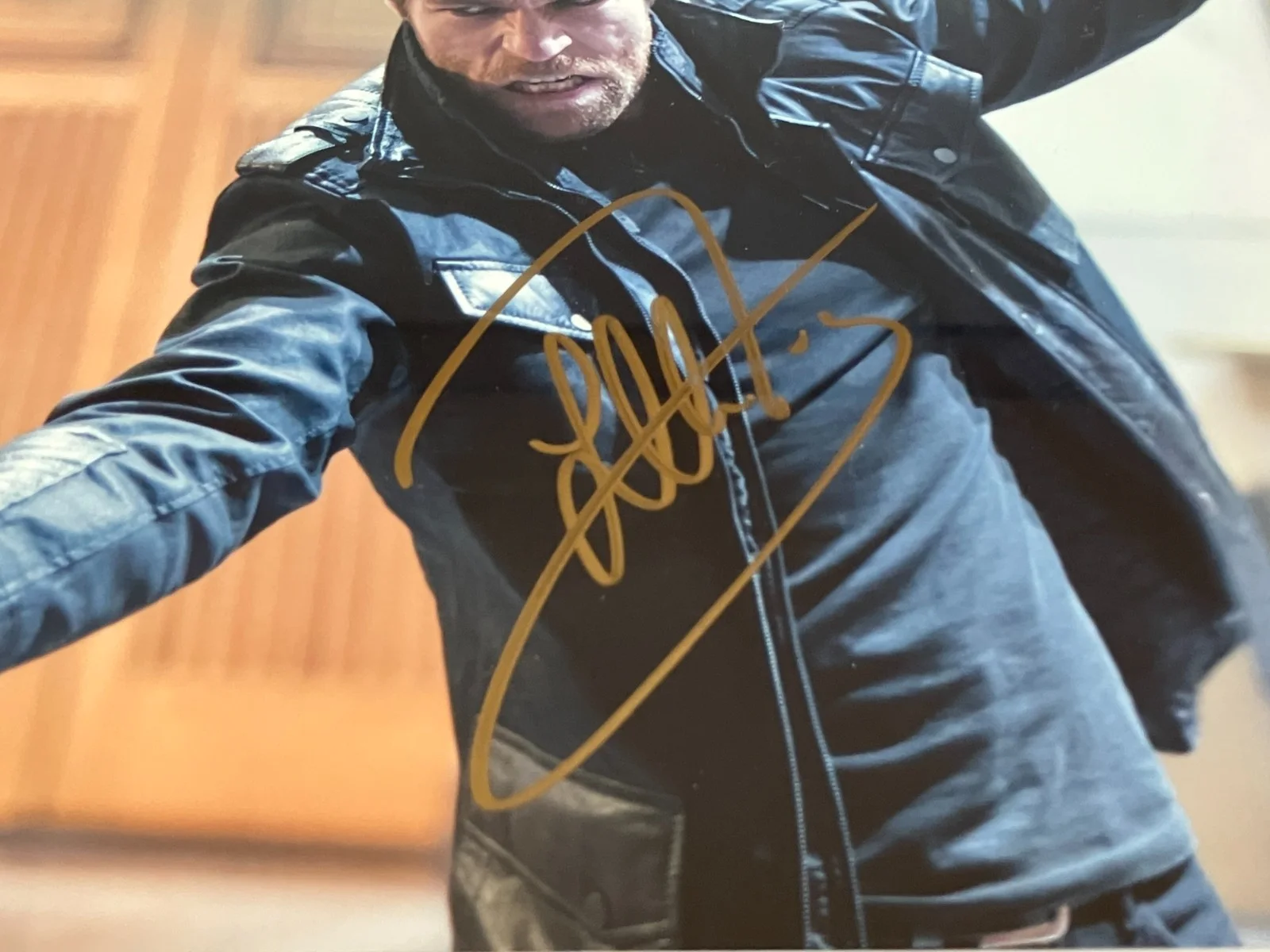 Liam McIntyre — Liam McINTYRE The Flash Star Hand Signed 8x10 Photo with Wizard World COA, изображение 2