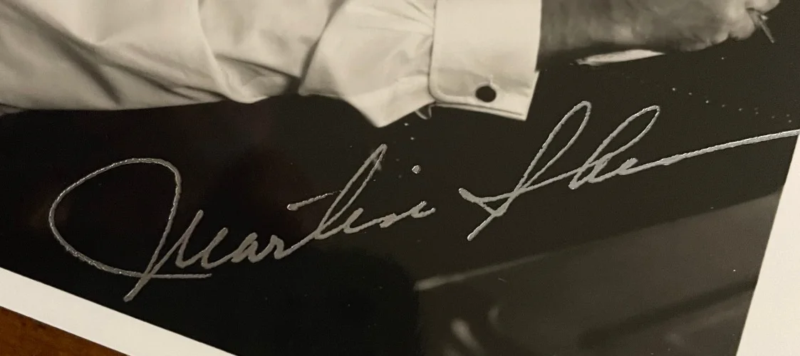 Martin Sheen — Martin Sheen Signed Autograph 6x4 B&W Glossy Photograph, изображение 2