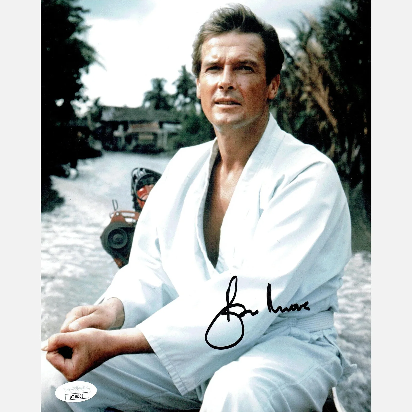 ROGER MOORE autograph JSA signed 8x10 photography JAMES BOND 007 — ROGER MOORE autograph JSA signed 8x10 photography JAMES BOND 007