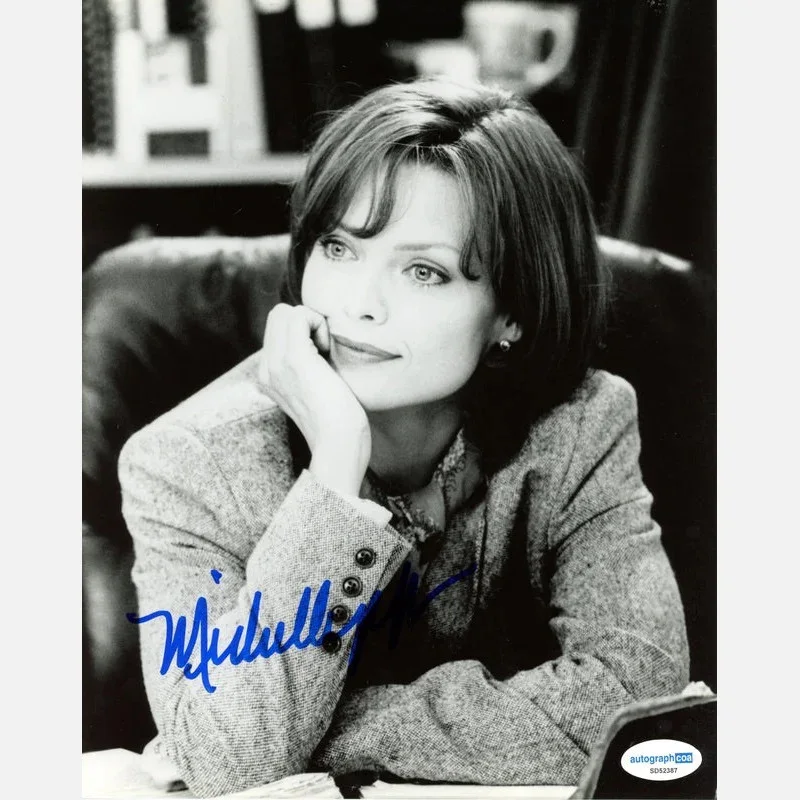 MICHELLE PFEIFFER autograph ACOA signed 8x10 photography B&W — MICHELLE PFEIFFER autograph ACOA signed 8x10 photography B&W