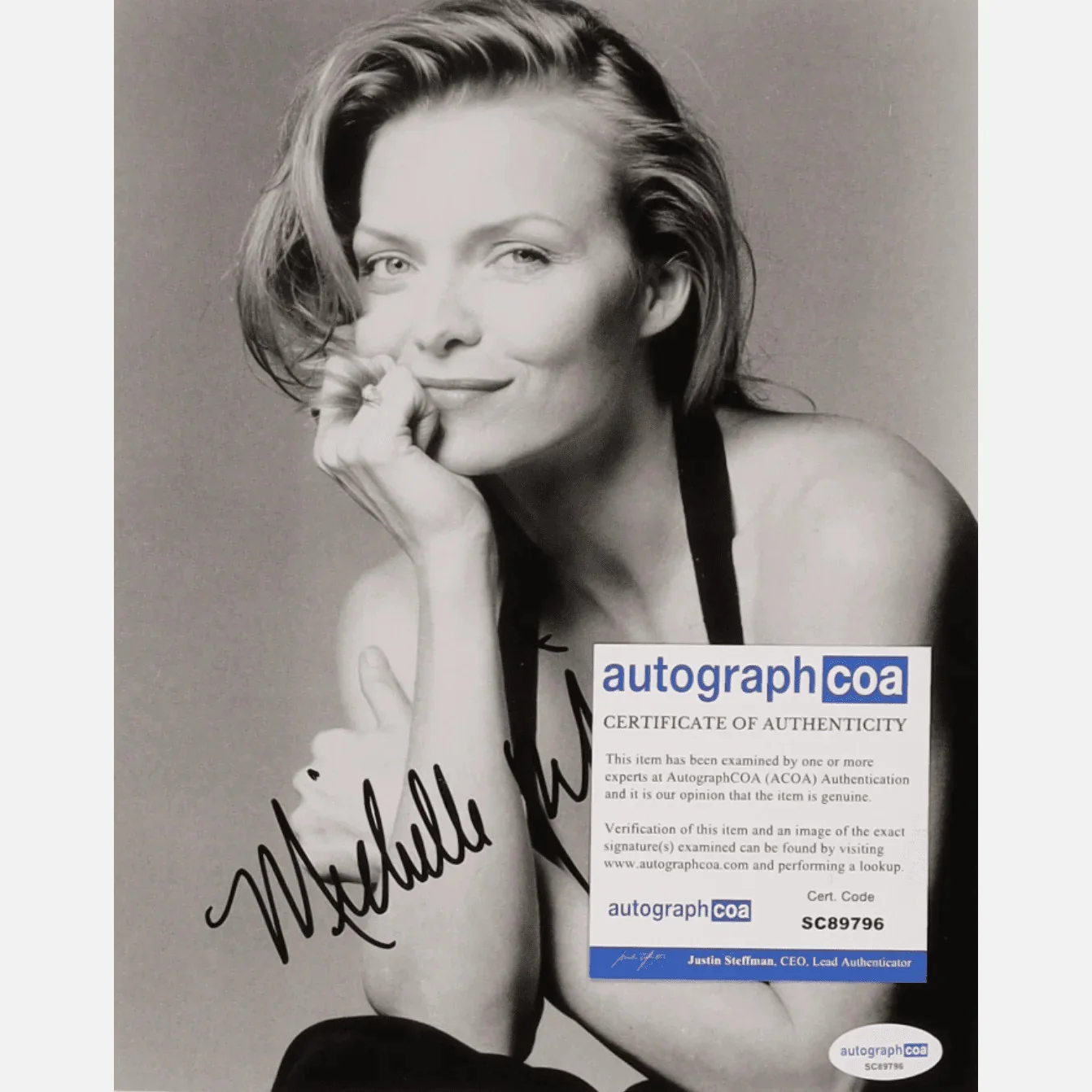 MICHELLE PFEIFFER autograph ACOA signed 8x10 photography B — MICHELLE PFEIFFER autograph ACOA signed 8x10 photography B&W, изображение 2