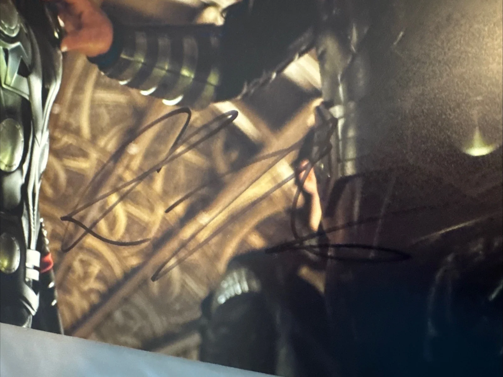 CHRIS HEMSWORTH — Chris Hemsworth Signed 11x14 Thor Marvel Avengers Authentic Autograph Signed, image 2