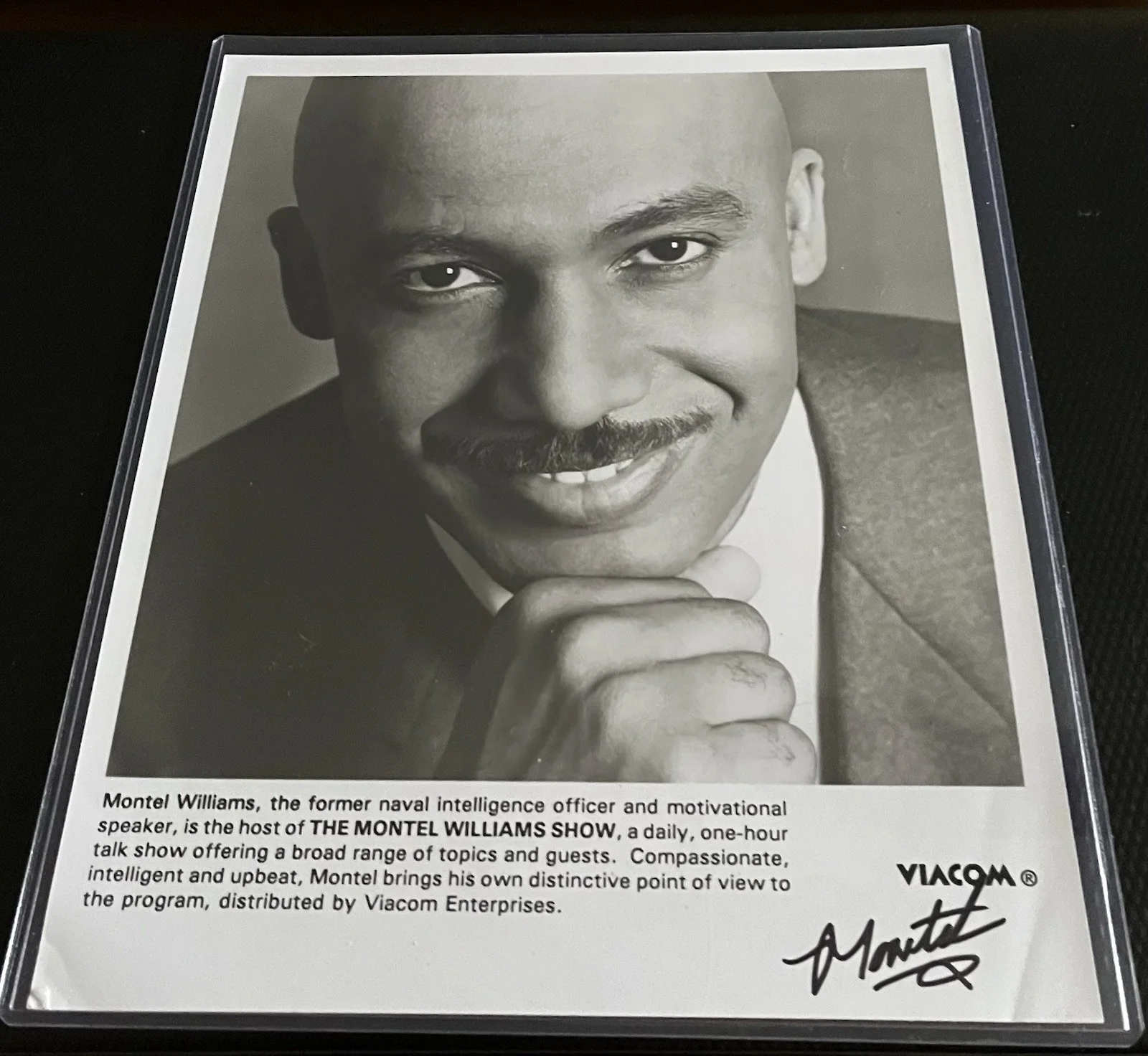 Montel Williams — Montel Williams Signed B&W 8x10 Viacom Promotional Photo w/ COA & Top Loader, изображение 4