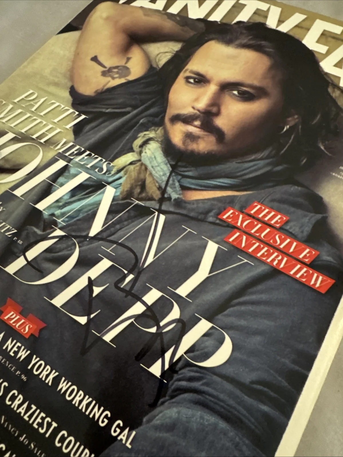 Johnny Depp — JOHNNY DEPP signed Autographed VANITY FAIR 2011 magazine Annie Leibovitz Photos, image 4